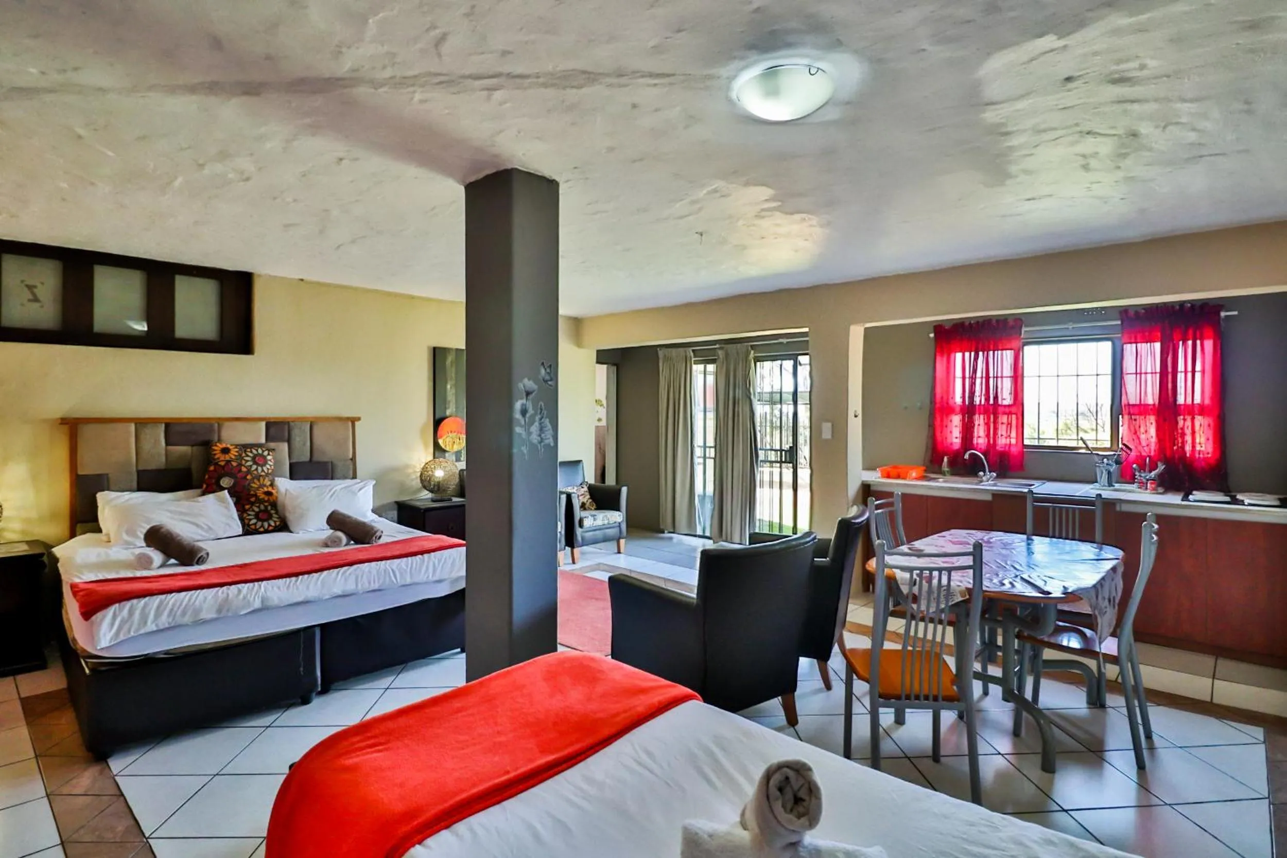 Photo of the whole room, Bed in Aviators Retreat B&B