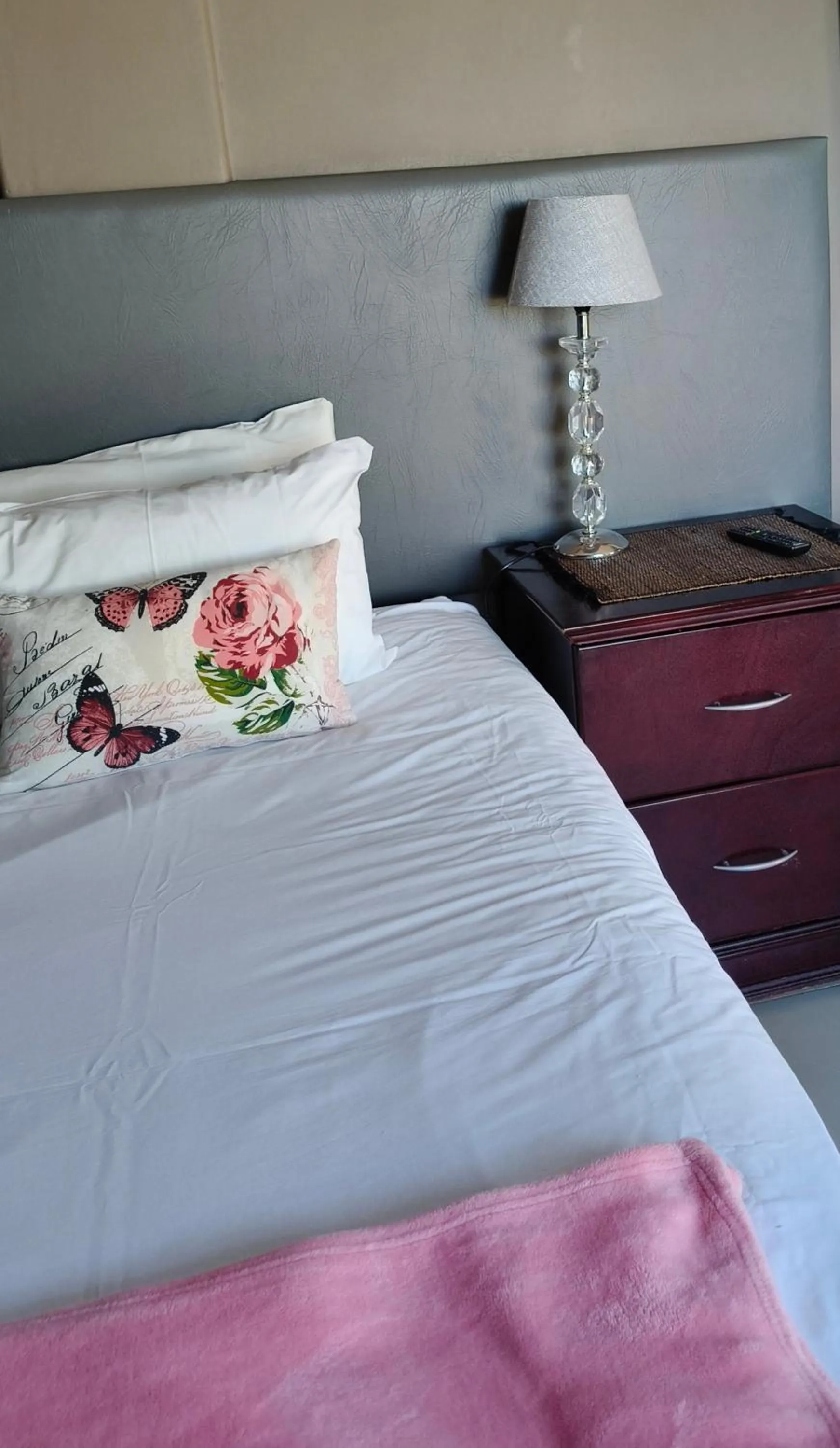 Bed in Aviators Retreat B&B