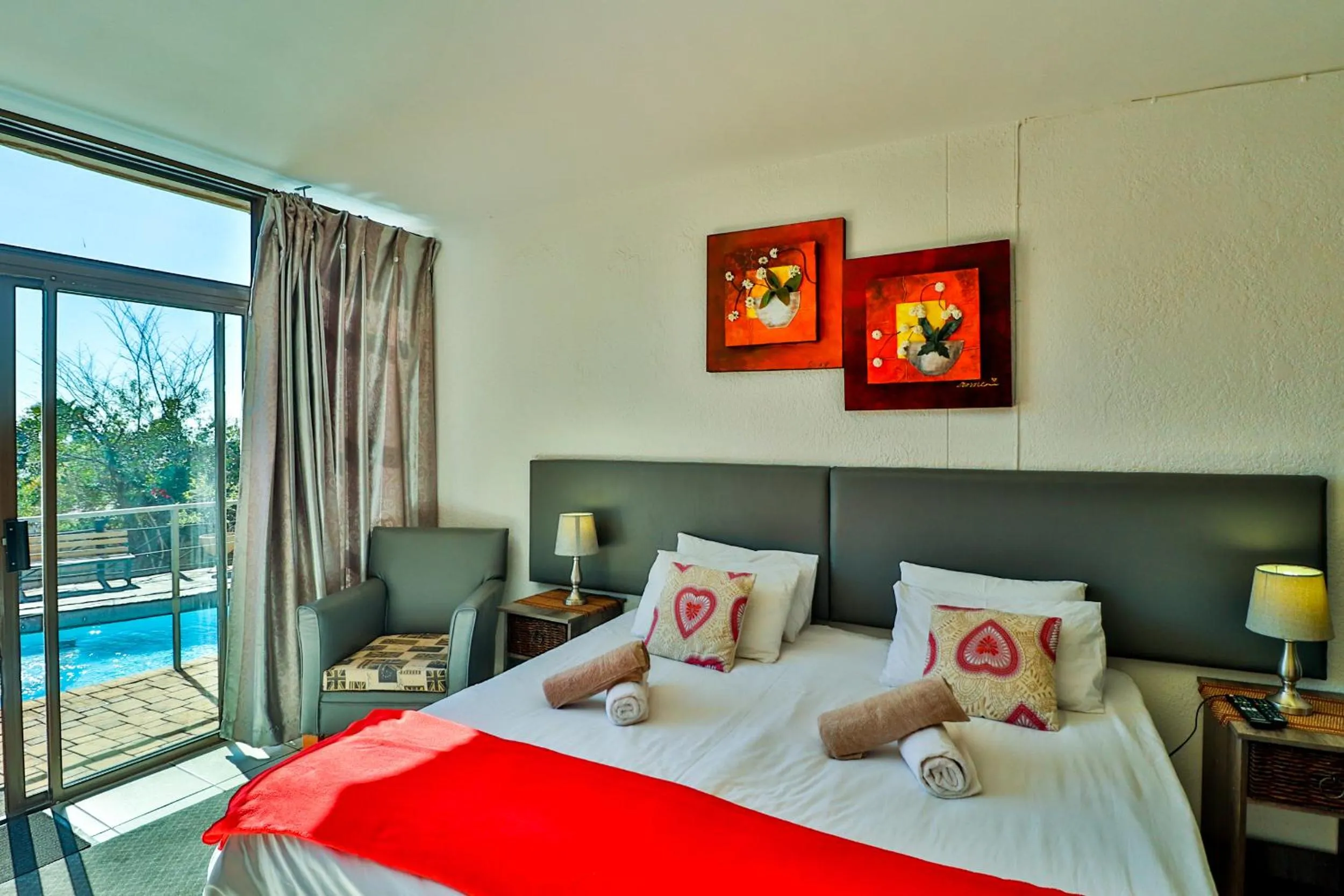 Bed in Aviators Retreat B&B