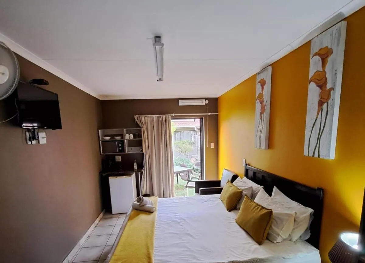 Property building, Bed in Aviators Retreat B&B