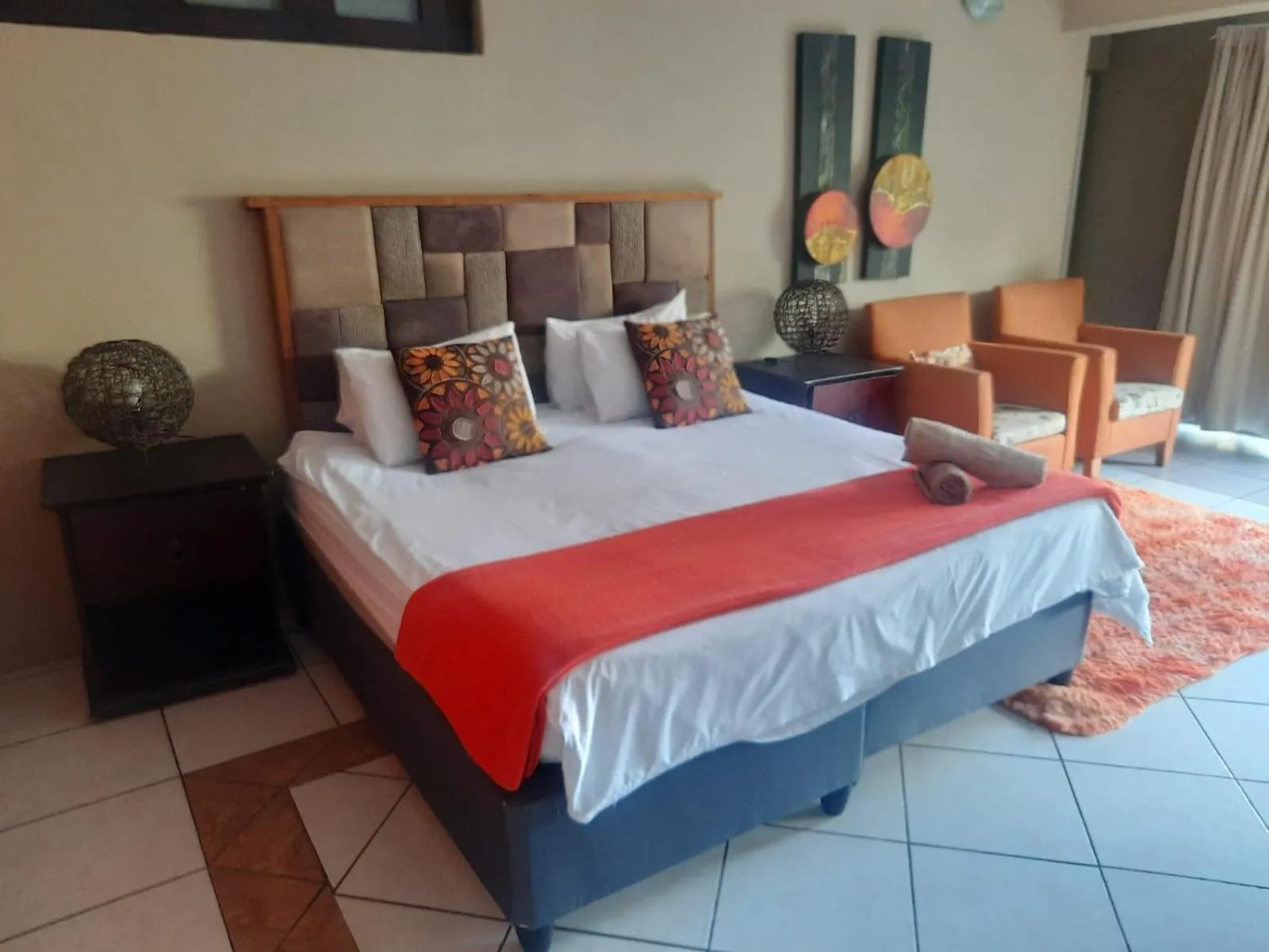 Property building, Bed in Aviators Retreat B&B