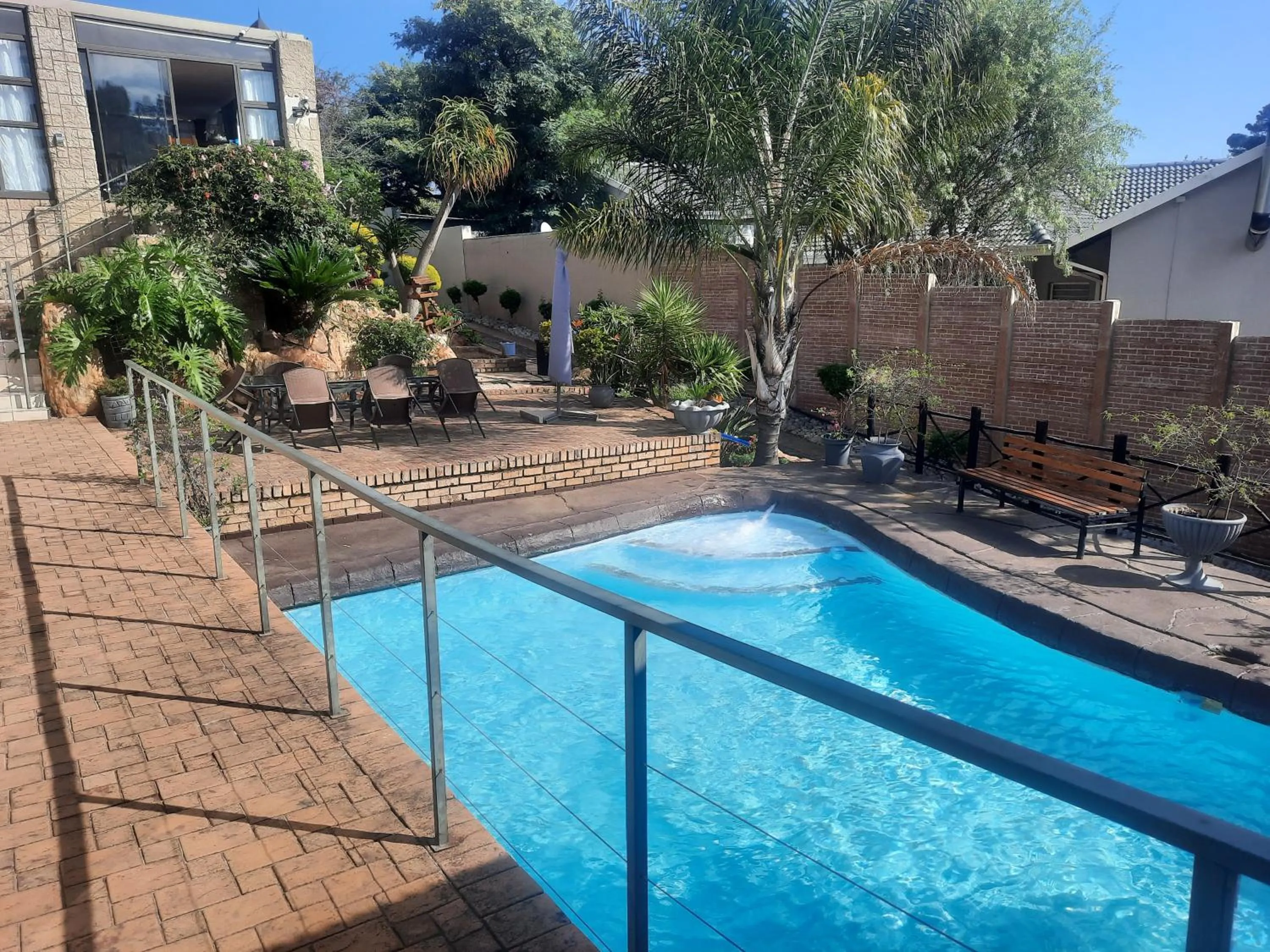 Swimming pool in Aviators Retreat B&B