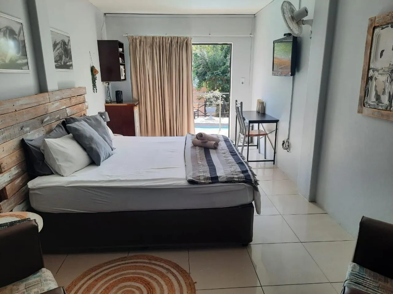 Property building, Bed in Aviators Retreat B&B