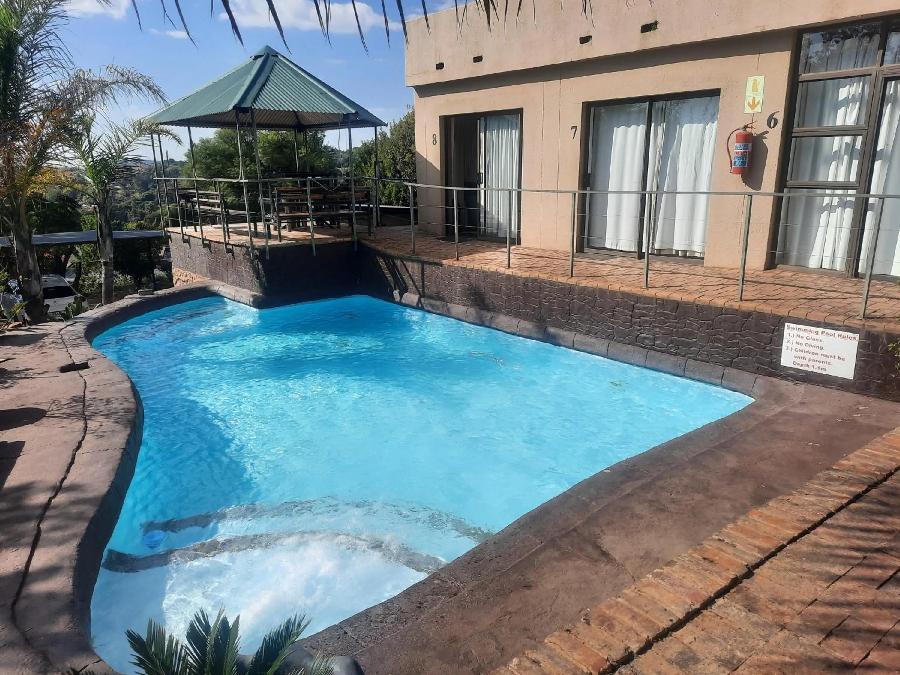 Swimming pool in Aviators Retreat B&B