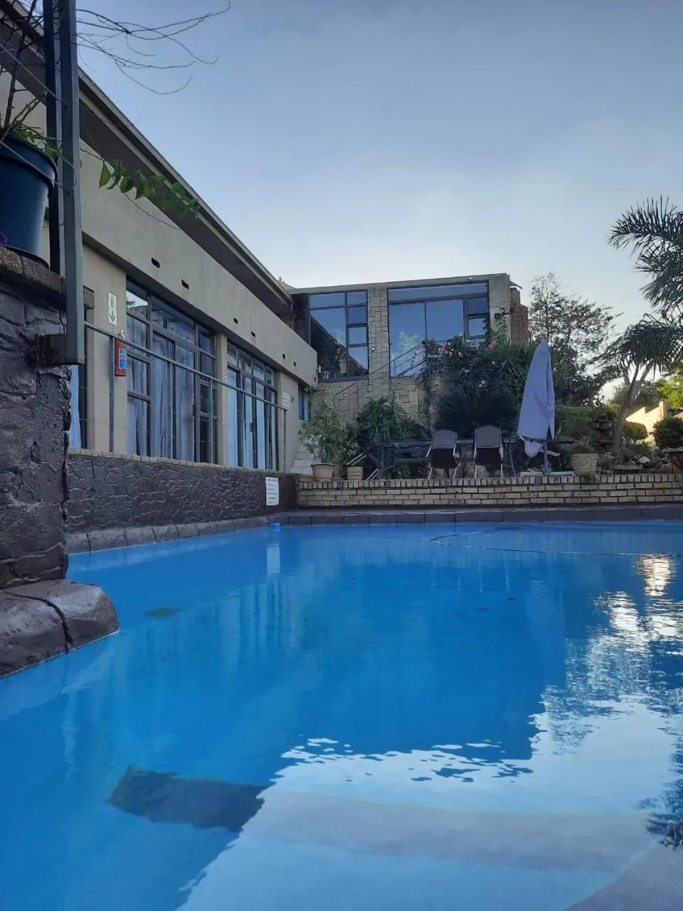 Swimming pool in Aviators Retreat B&B