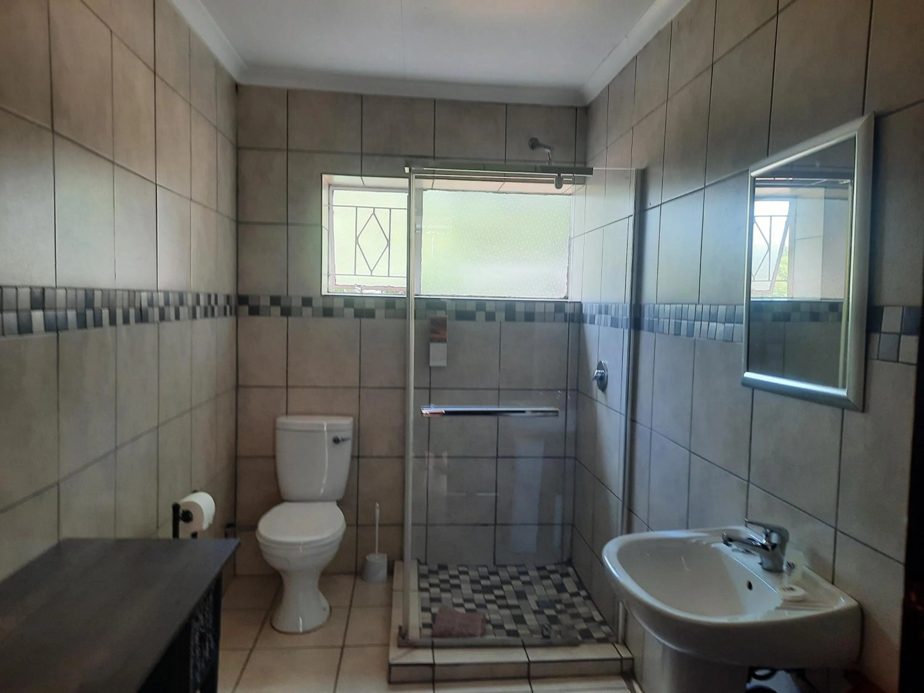 Swimming pool in Aviators Retreat B&B