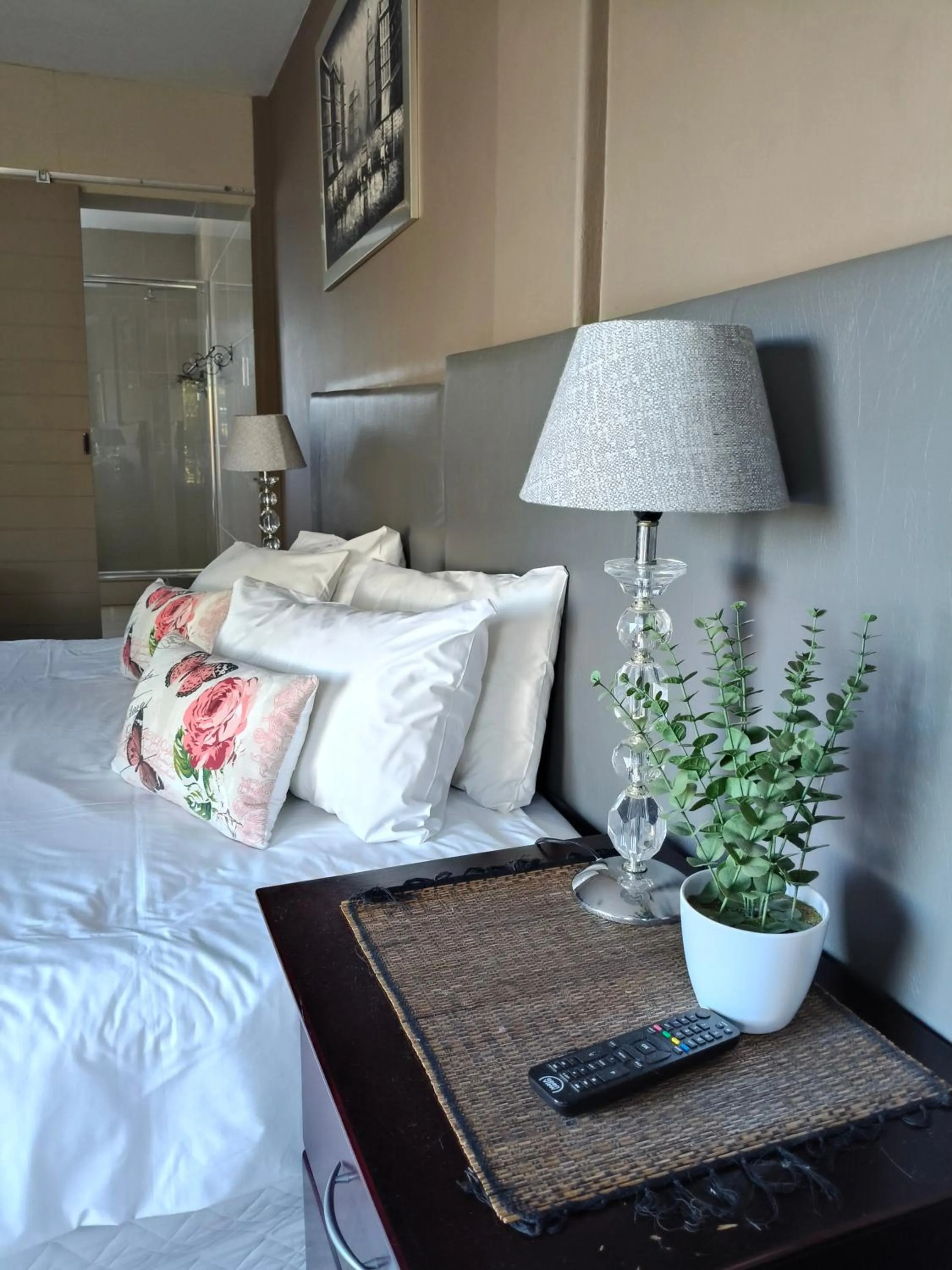 Bed in Aviators Retreat B&B