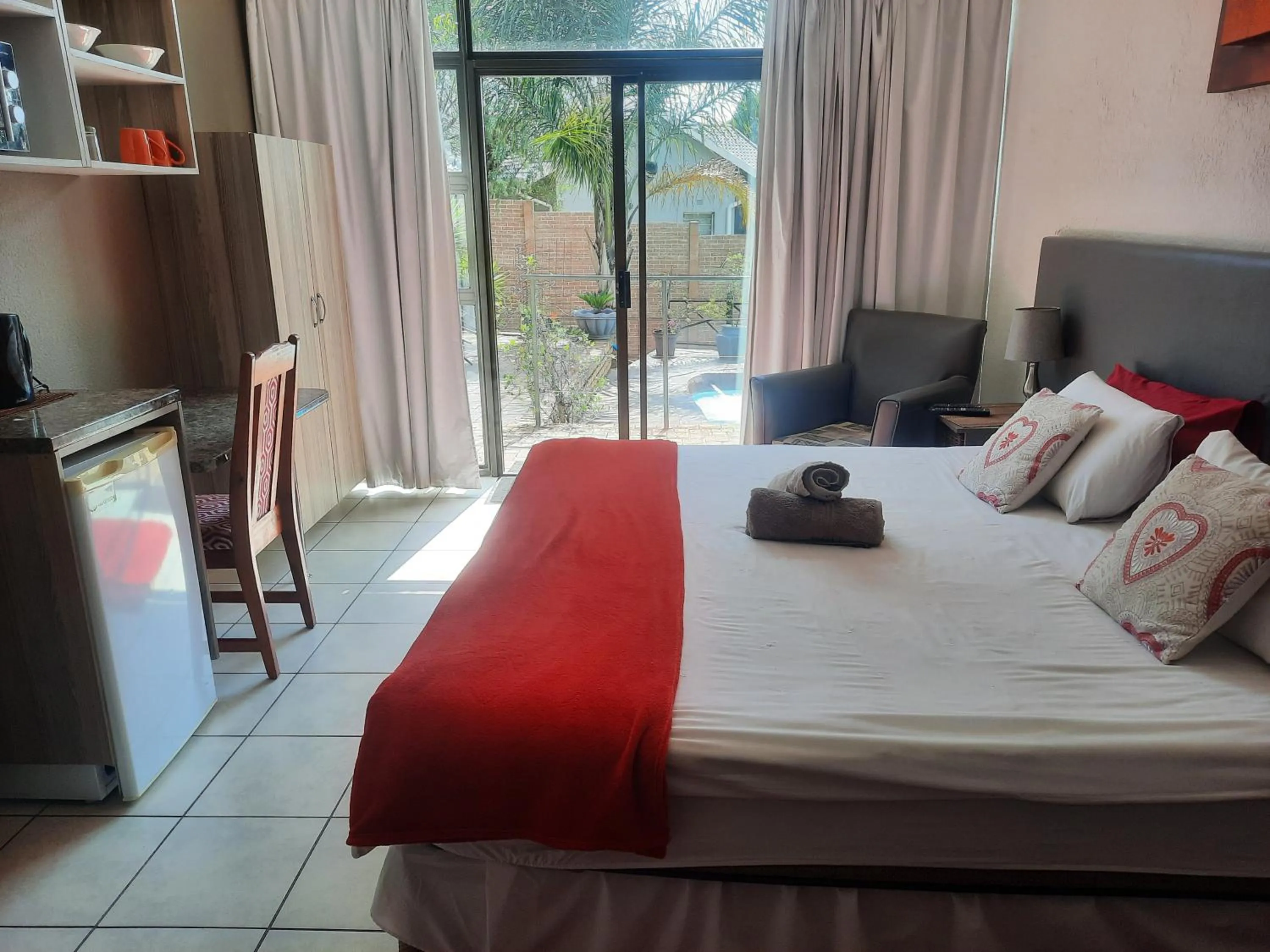 Pool view, Bed in Aviators Retreat B&B