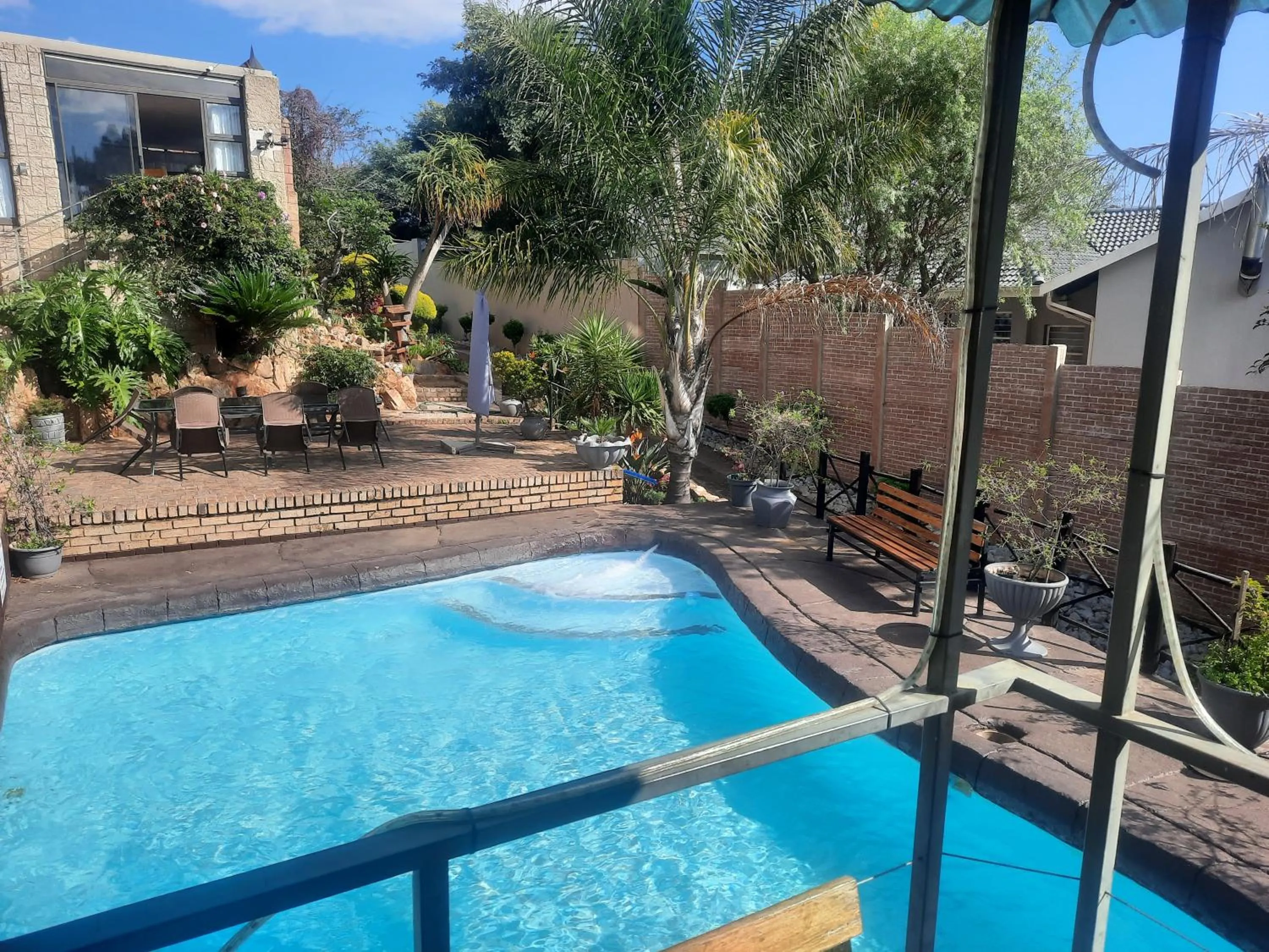 Swimming pool in Aviators Retreat B&B