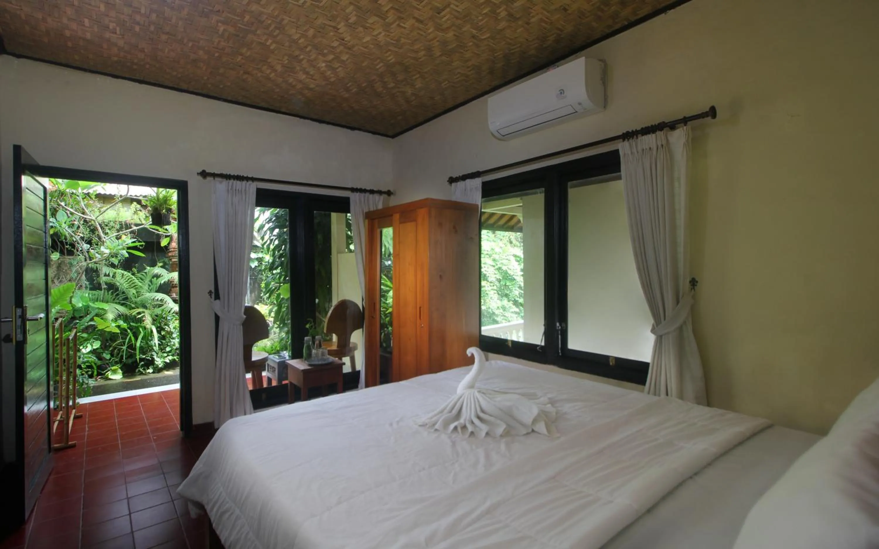Bedroom, Bed in Sari Gong Guest House, A Trishula Collection
