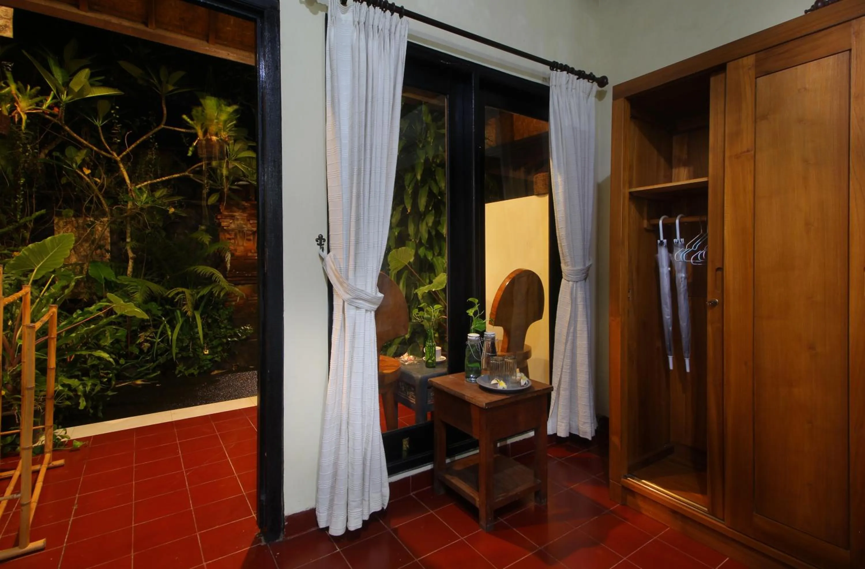 wardrobe in Sari Gong Guest House, A Trishula Collection
