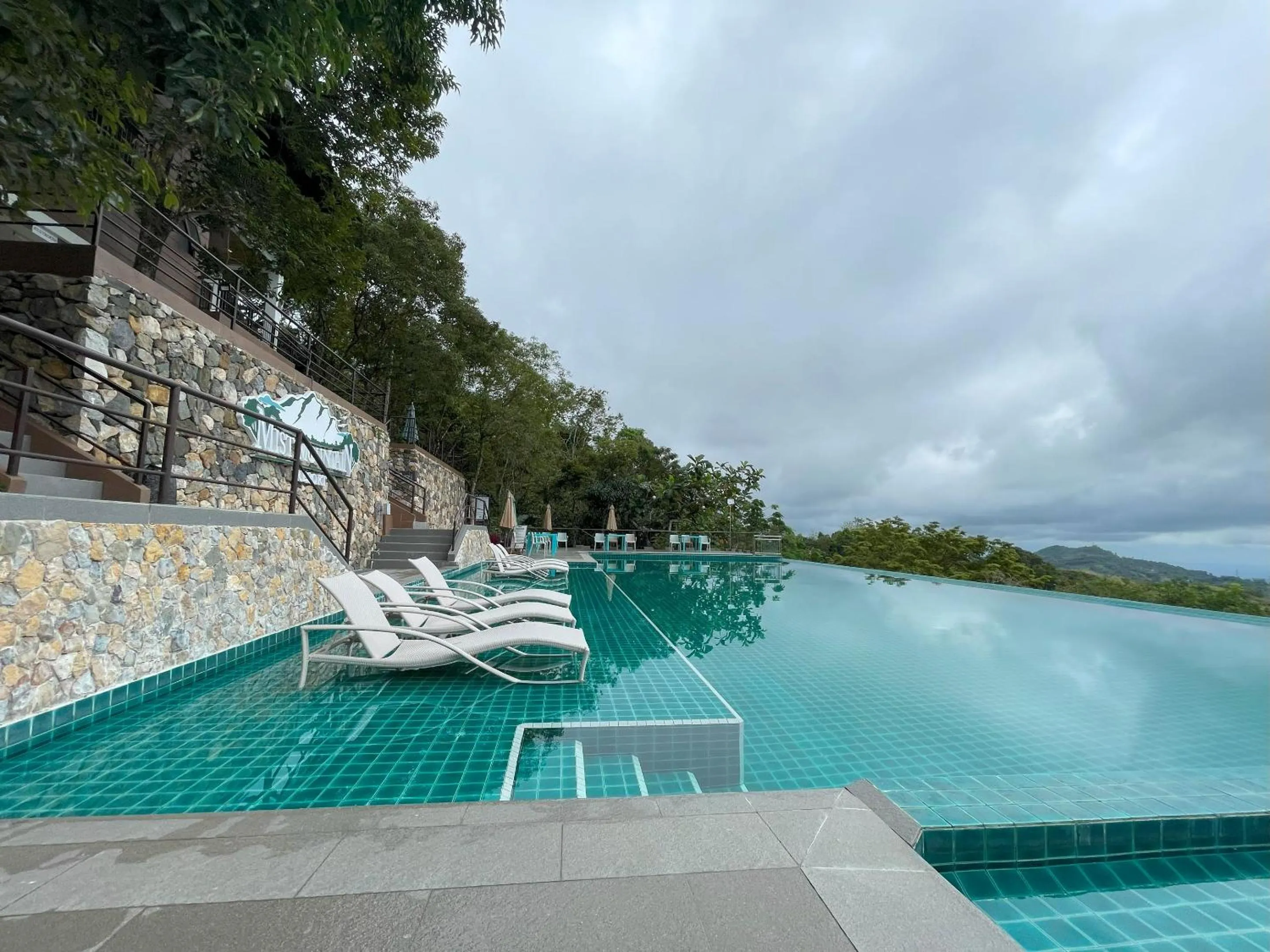 Swimming pool in Mist Mountain Resort powered by Cocotel