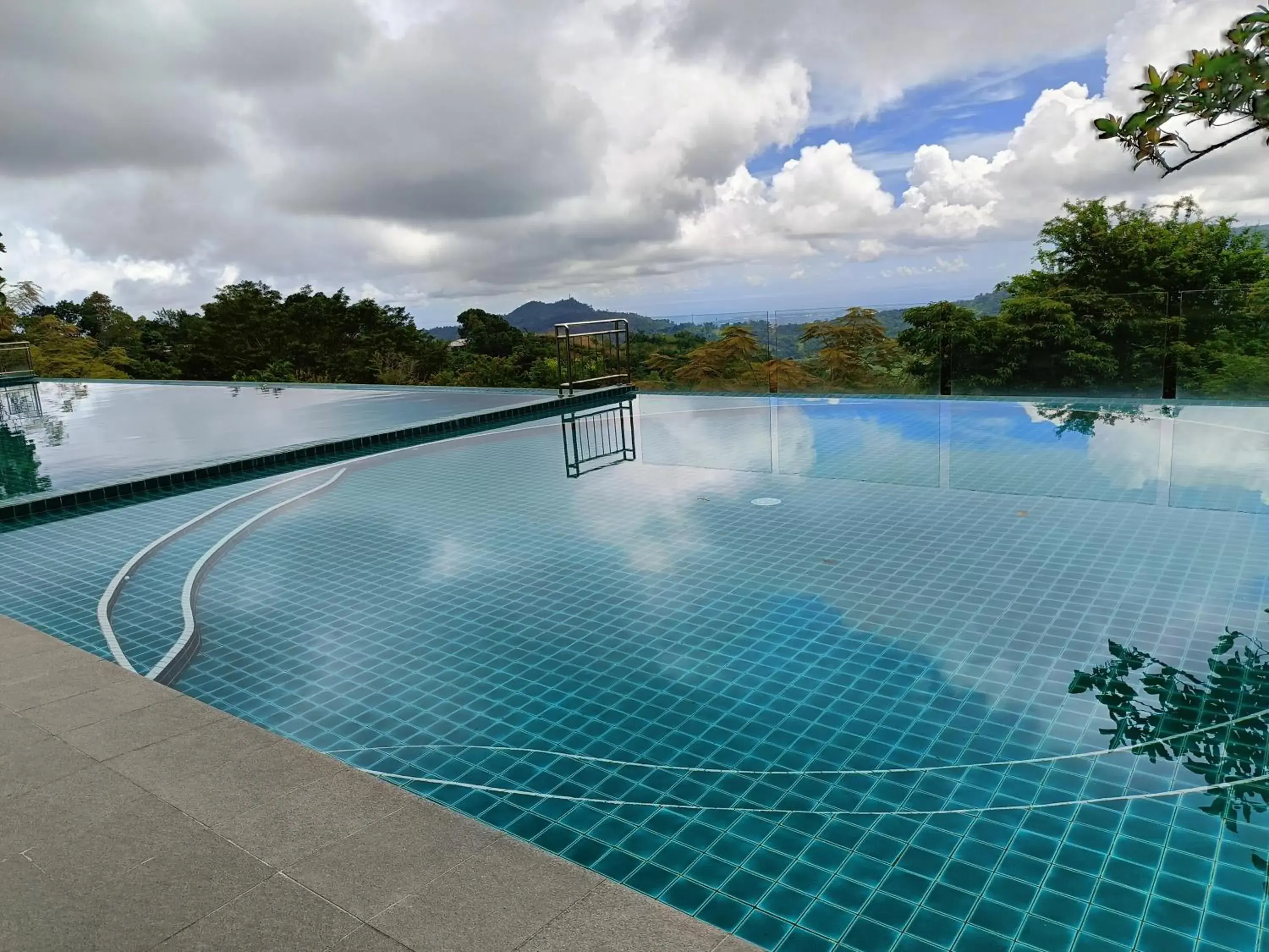 Swimming pool in Mist Mountain Resort powered by Cocotel Swimming pool in Mist Mountain Resort powered by Cocotel