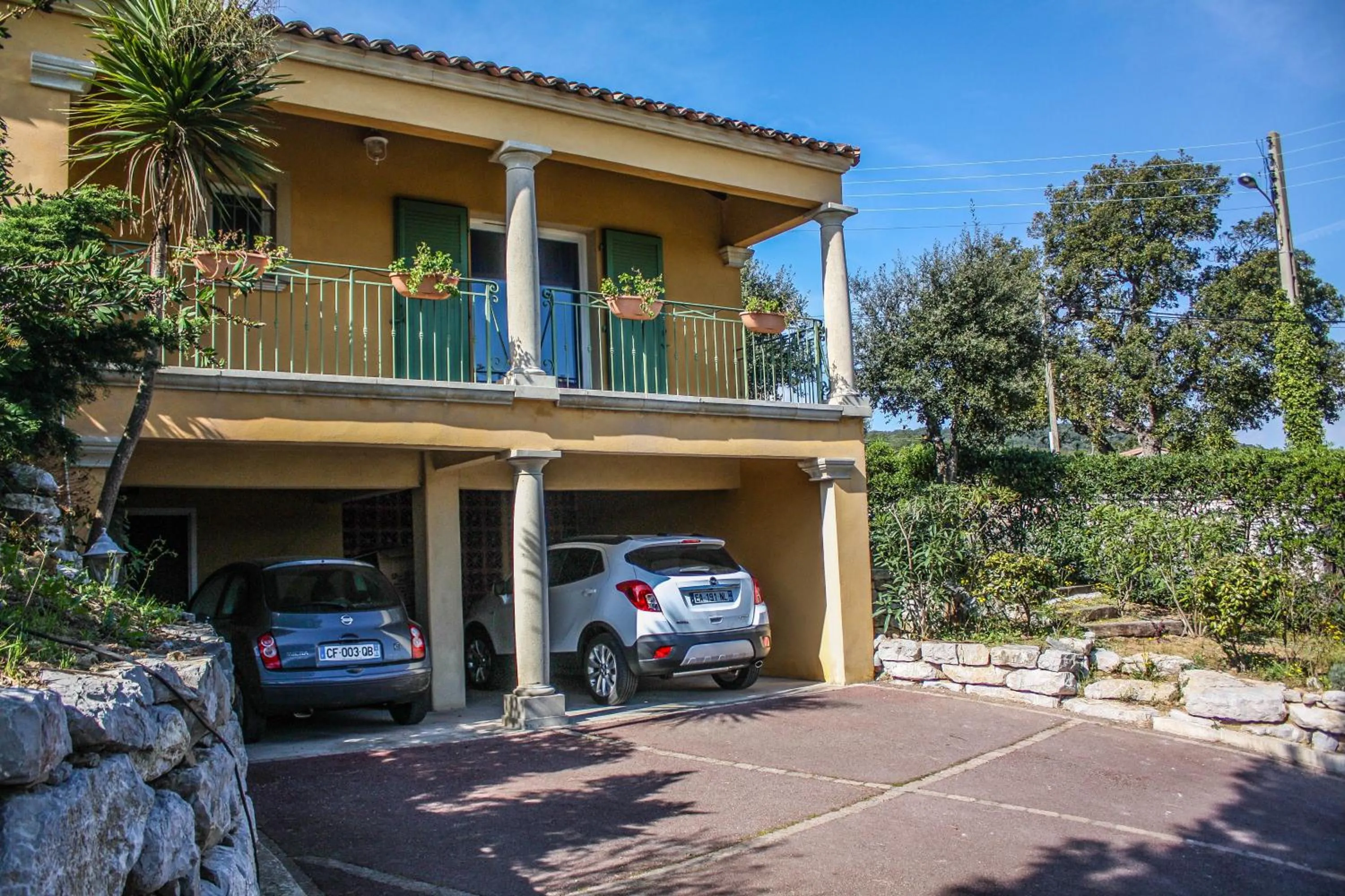 Property building in Villa Romuald