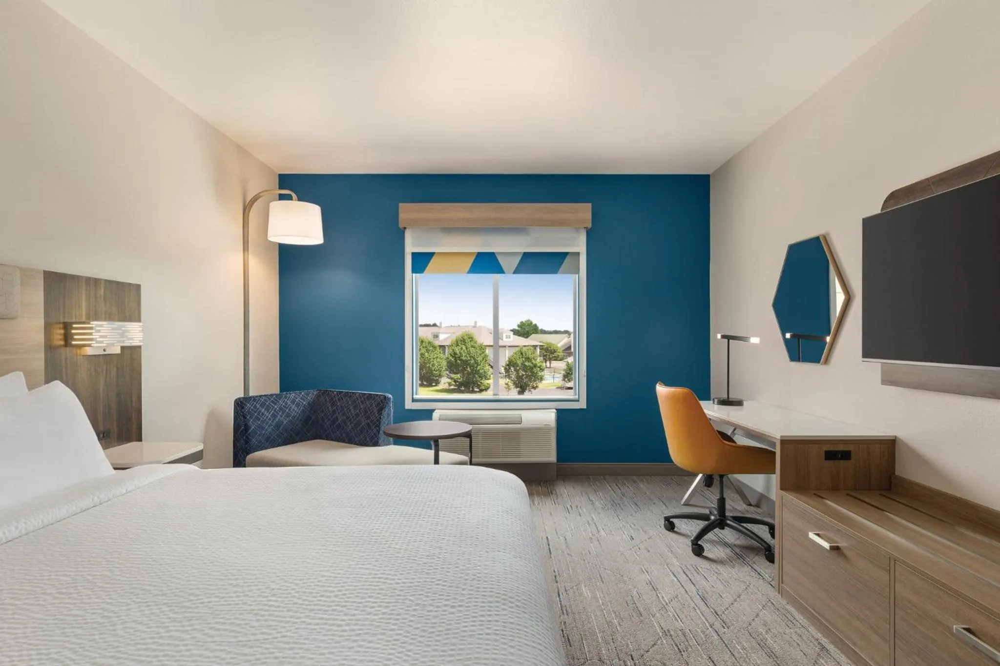 Photo of the whole room, Bed in Holiday Inn Express & Suites Bessemer - Birmingham SW by IHG