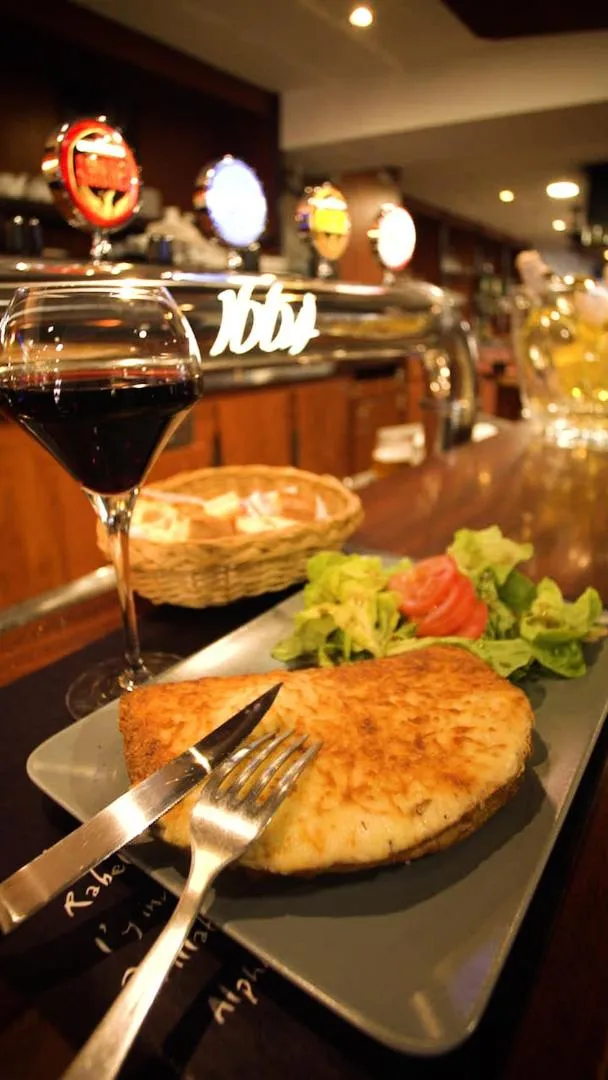 Restaurant/places to eat in Hotel Le Derby