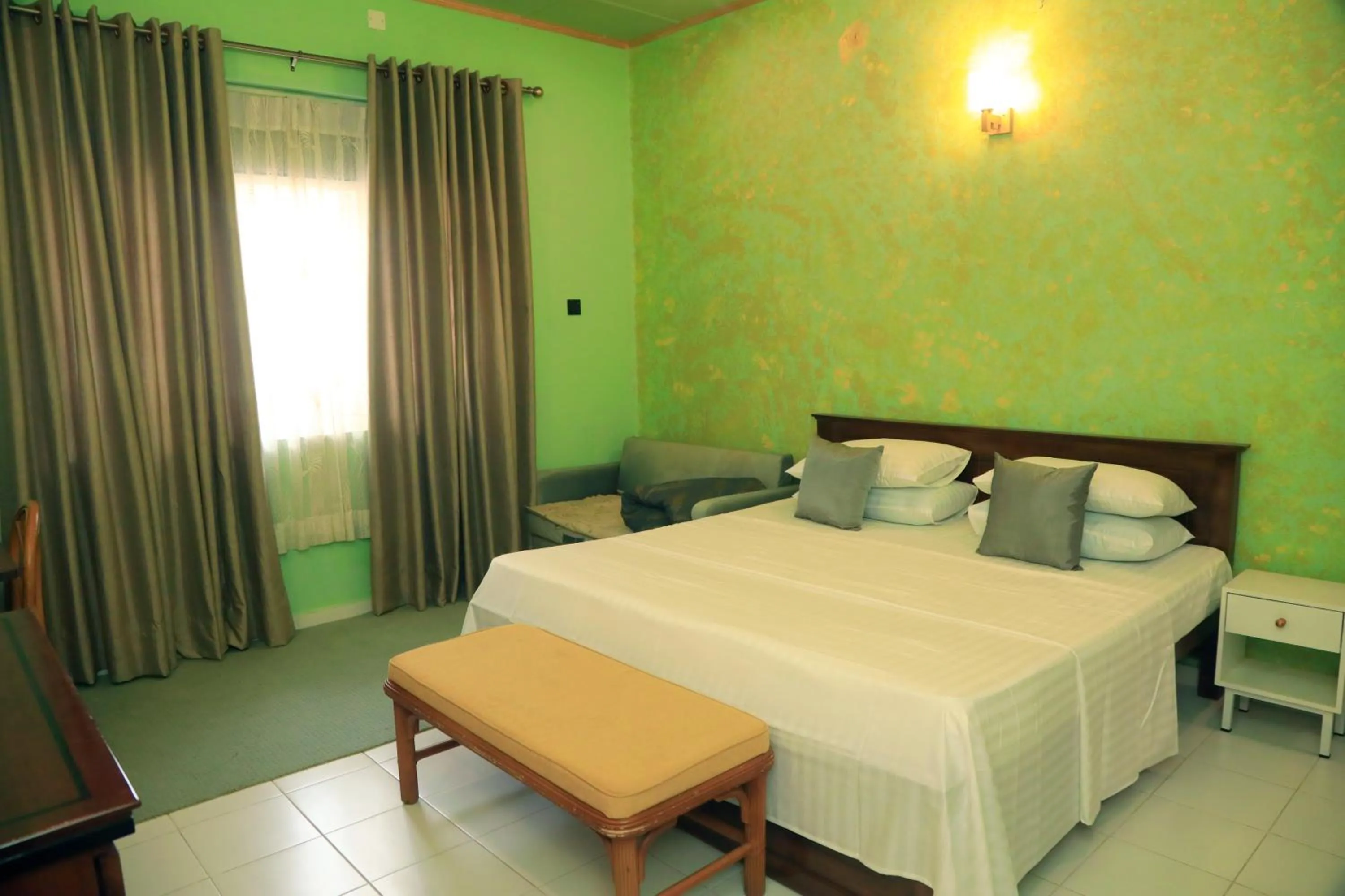 Bed in Palm Grove