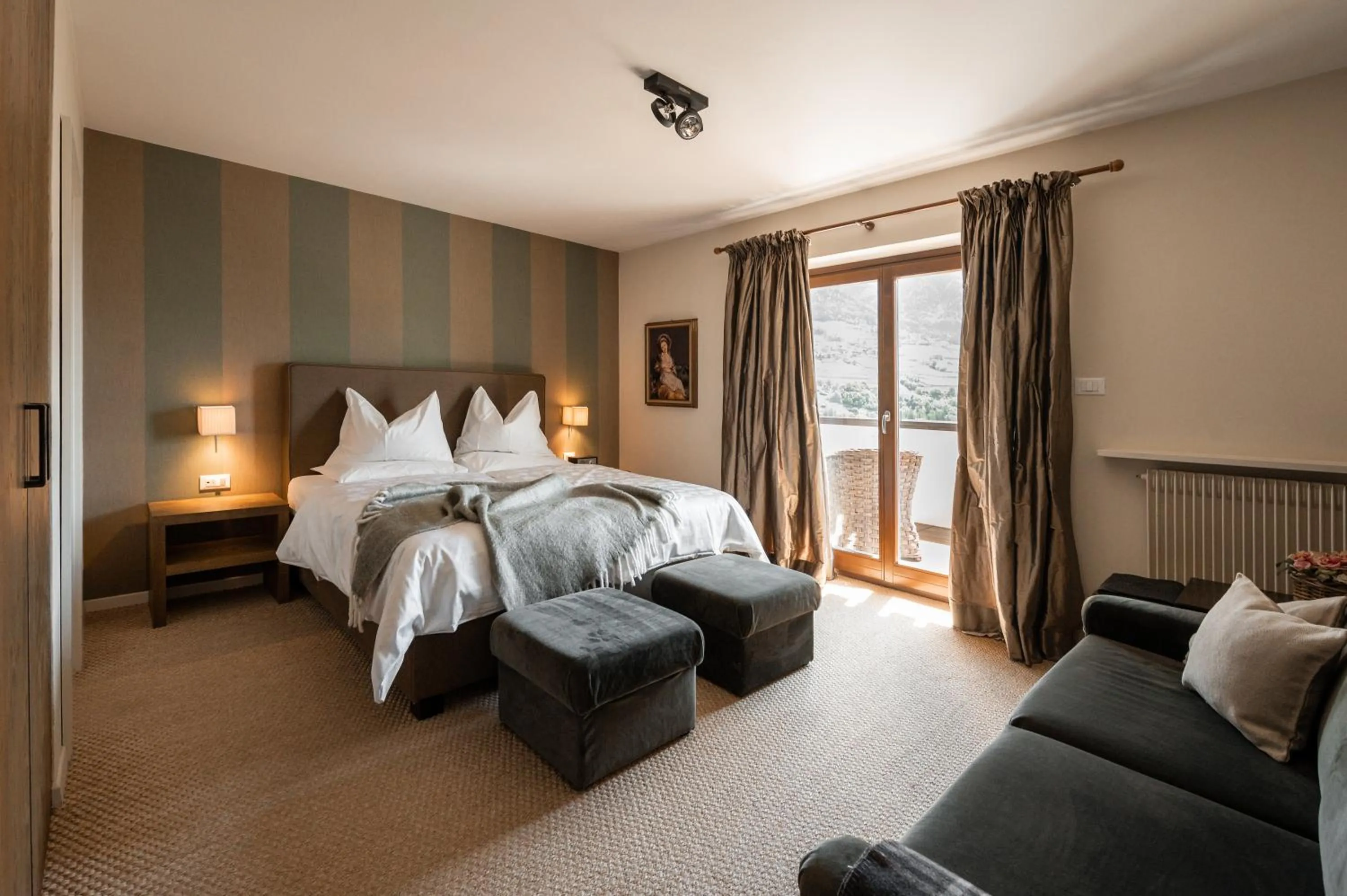 Photo of the whole room, Bed in Hotel Chalet Gravenstein