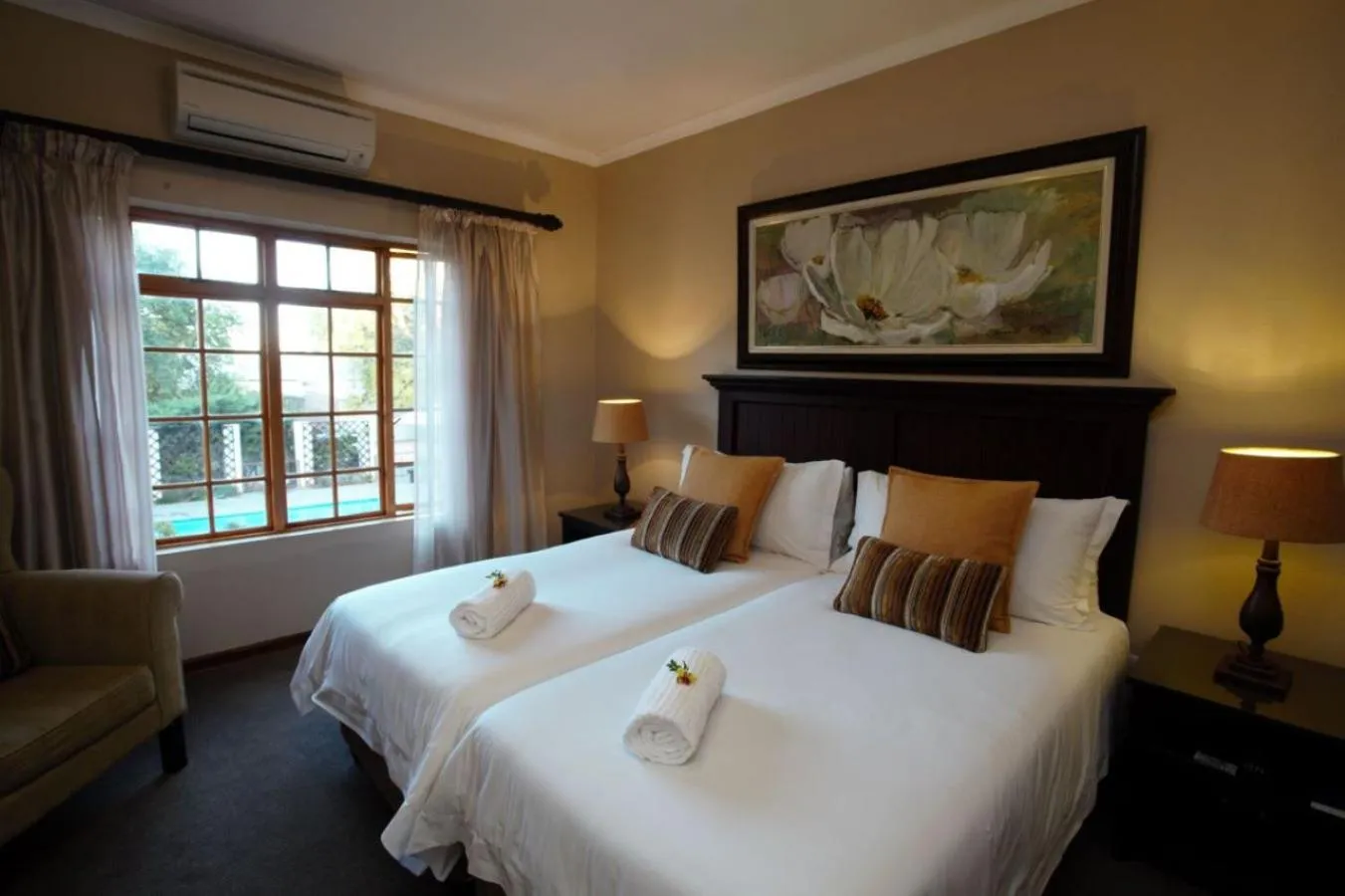Shower, Bed in Celtis Country Lodge & Restaurant
