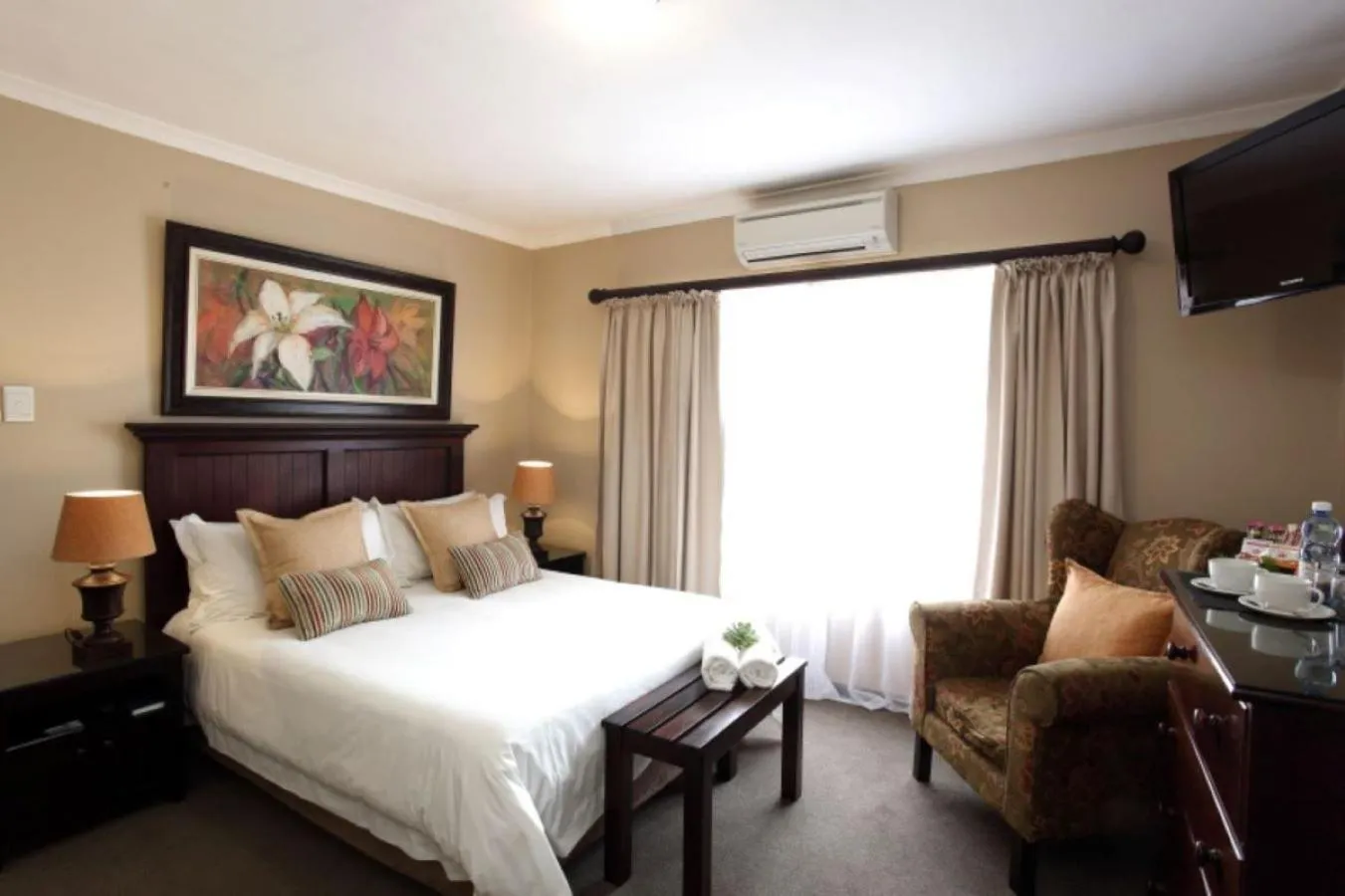 Shower, Bed in Celtis Country Lodge & Restaurant