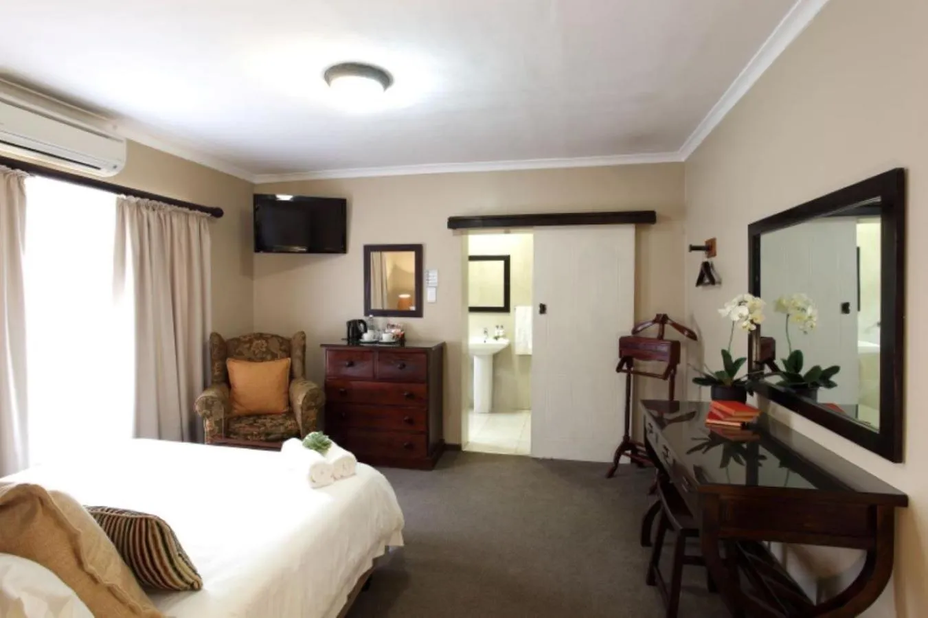 Shower, Bed in Celtis Country Lodge & Restaurant
