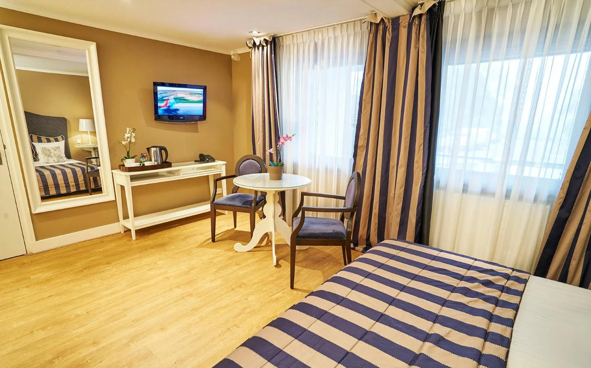 Seating area, Bed in Saillant Hotel Gulpenerland - Auping Hotel Partner