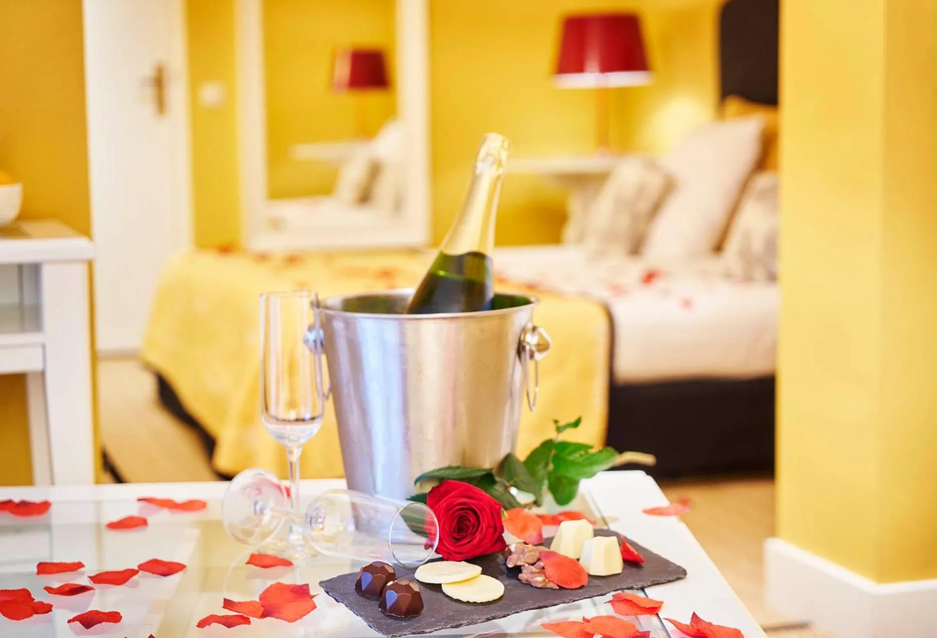 Seating area, Bed in Saillant Hotel Gulpenerland - Auping Hotel Partner