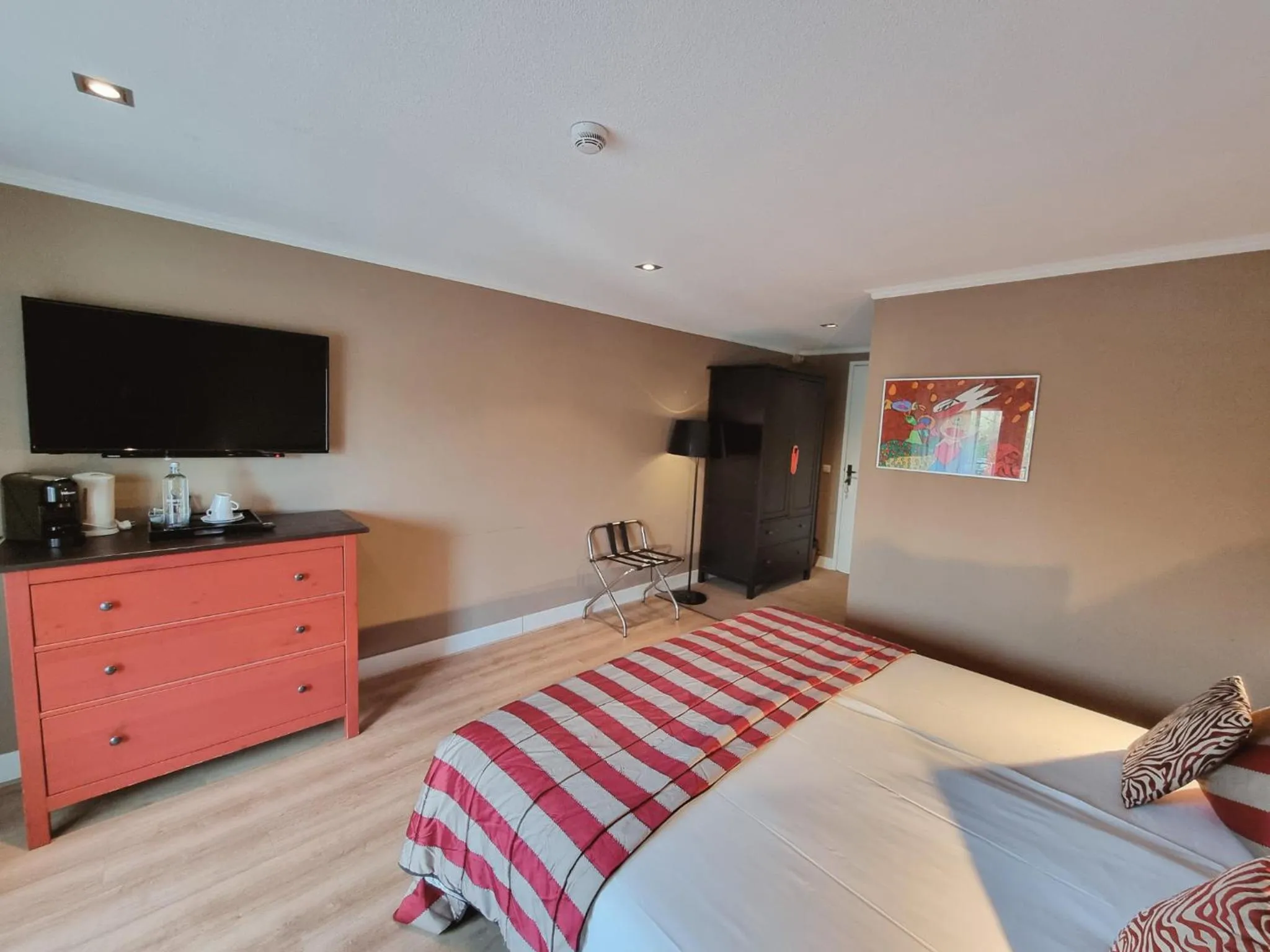 Photo of the whole room, Bed in Saillant Hotel Gulpenerland - Auping Hotel Partner