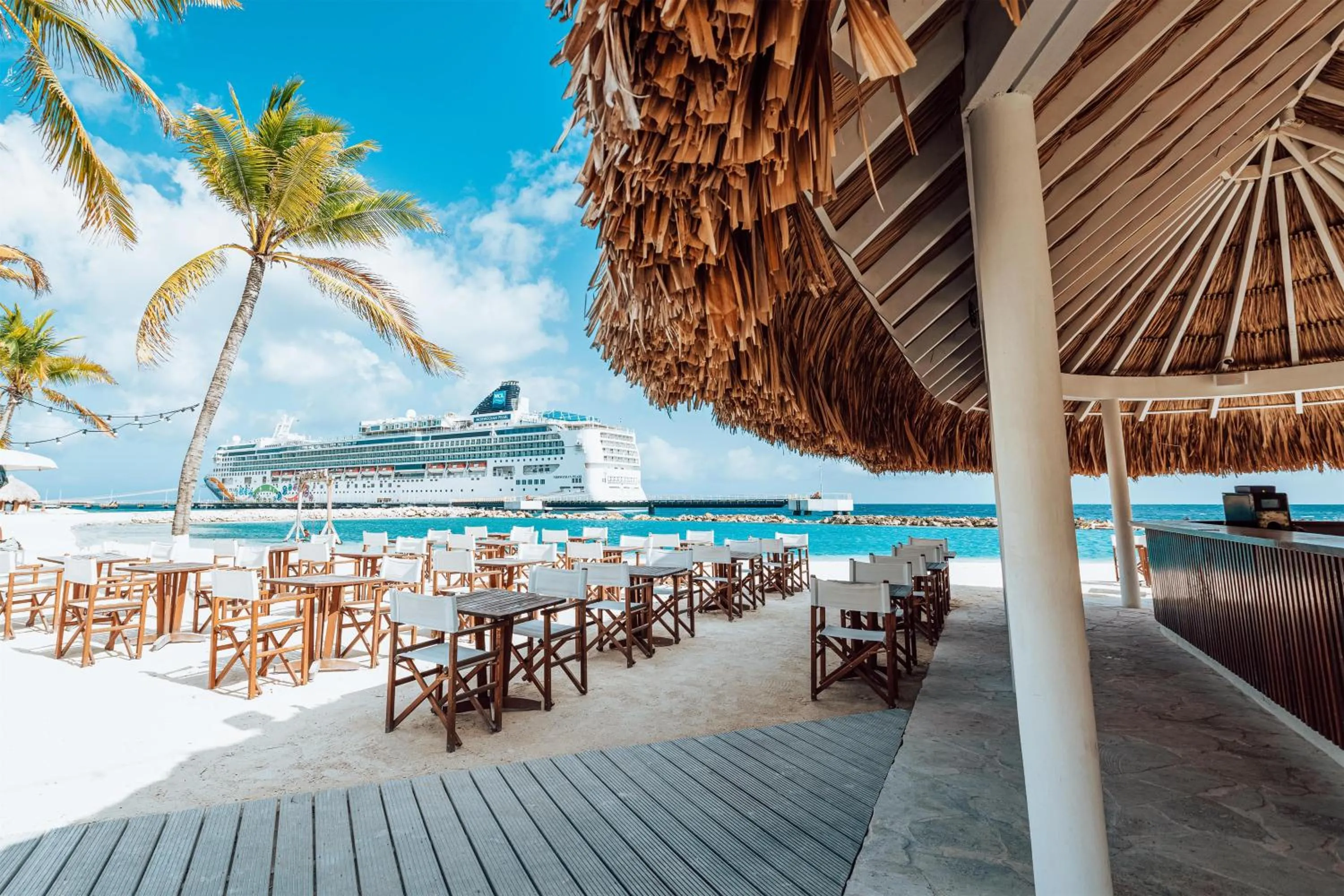 Lounge or bar in The Rif At Mangrove Beach Corendon Curacao All-Inclusive, Curio by Hilton