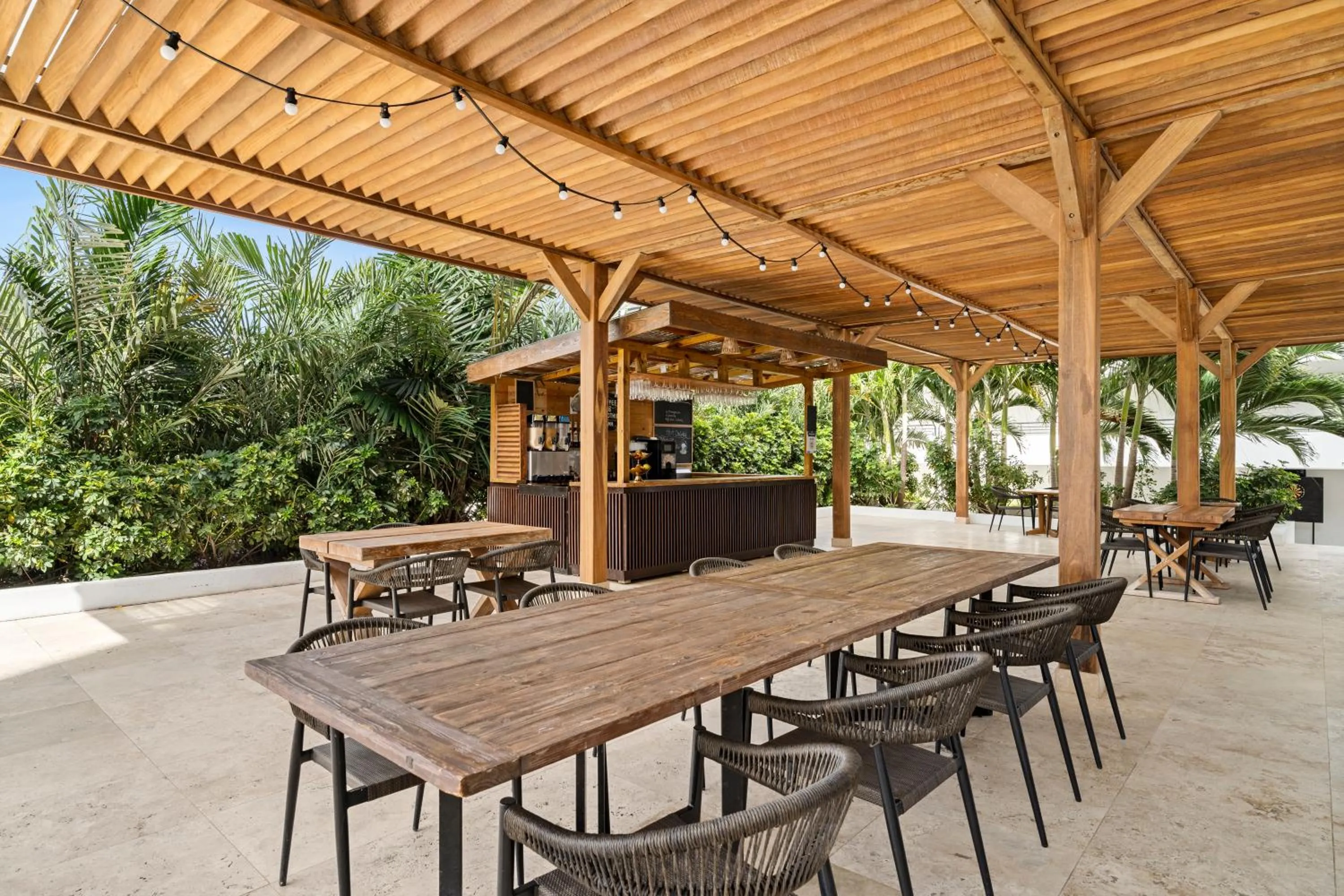 Lounge or bar in The Rif At Mangrove Beach Corendon Curacao All-Inclusive, Curio by Hilton