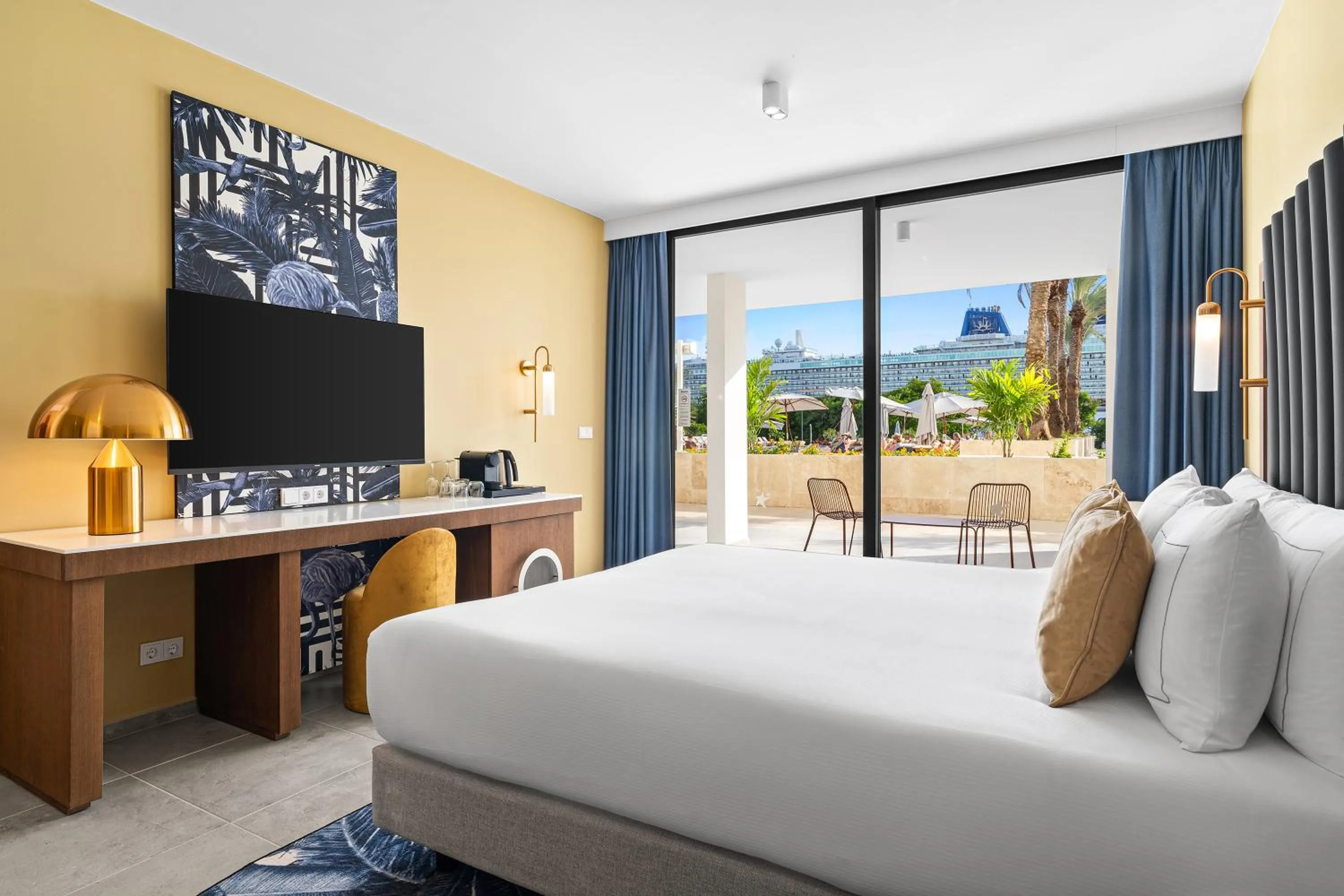 TV and multimedia, Bed in The Rif At Mangrove Beach Corendon Curacao All-Inclusive, Curio by Hilton