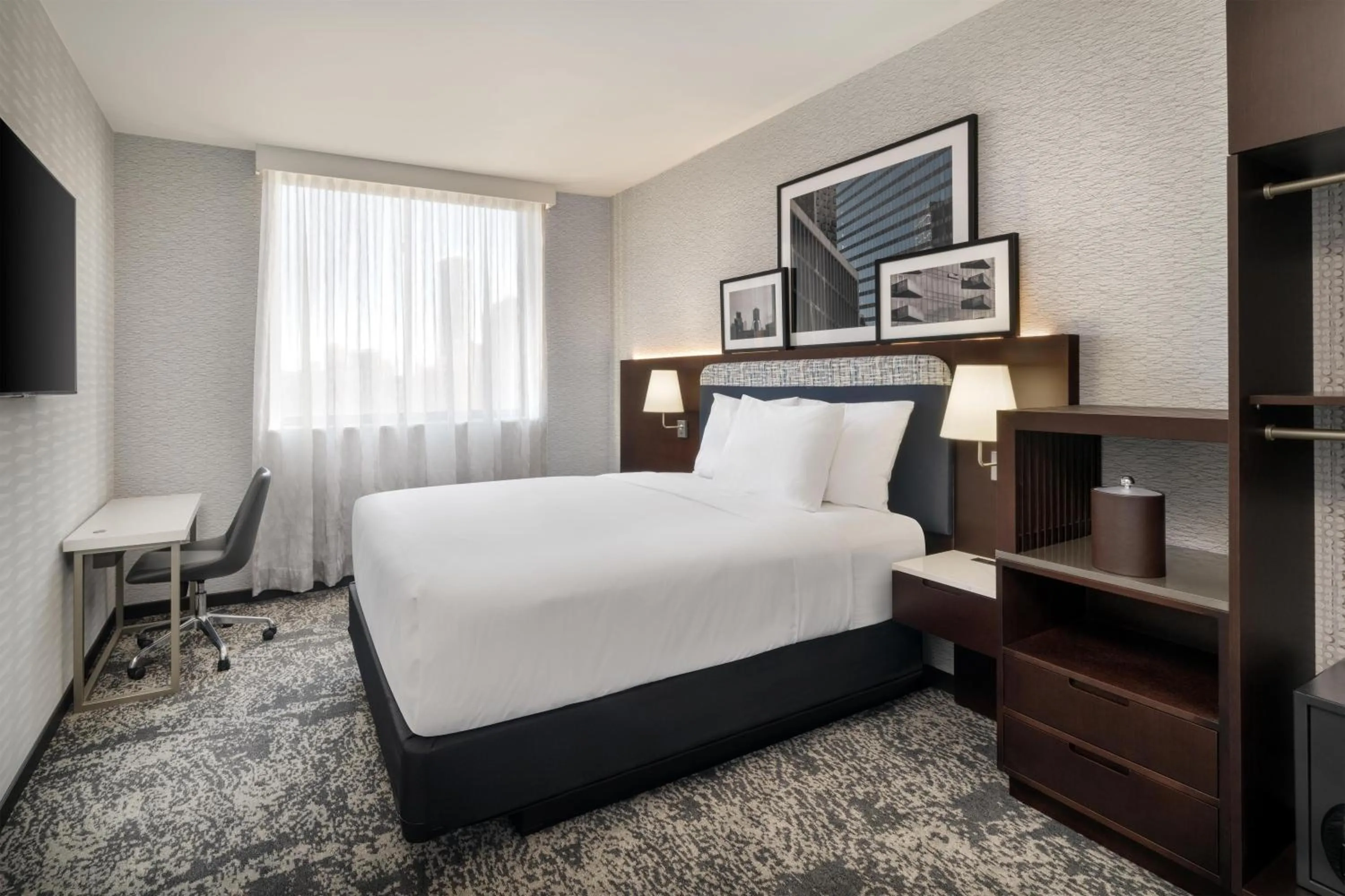 Bedroom, Bed in DoubleTree by Hilton Long Island City, NY