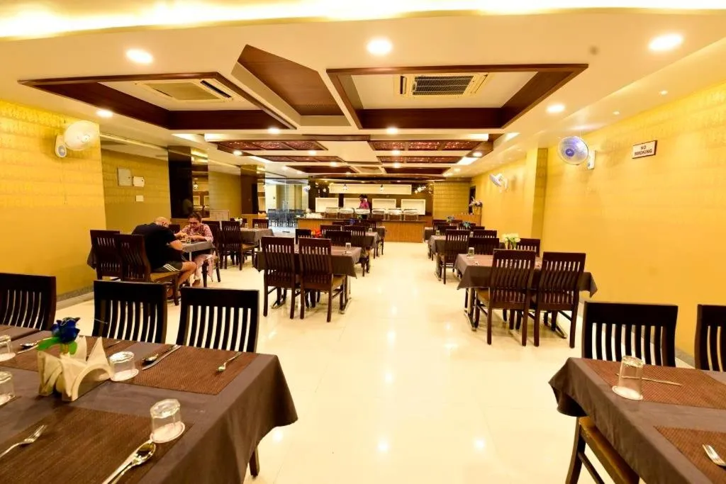 Restaurant/places to eat in Hotel Jataka Inn