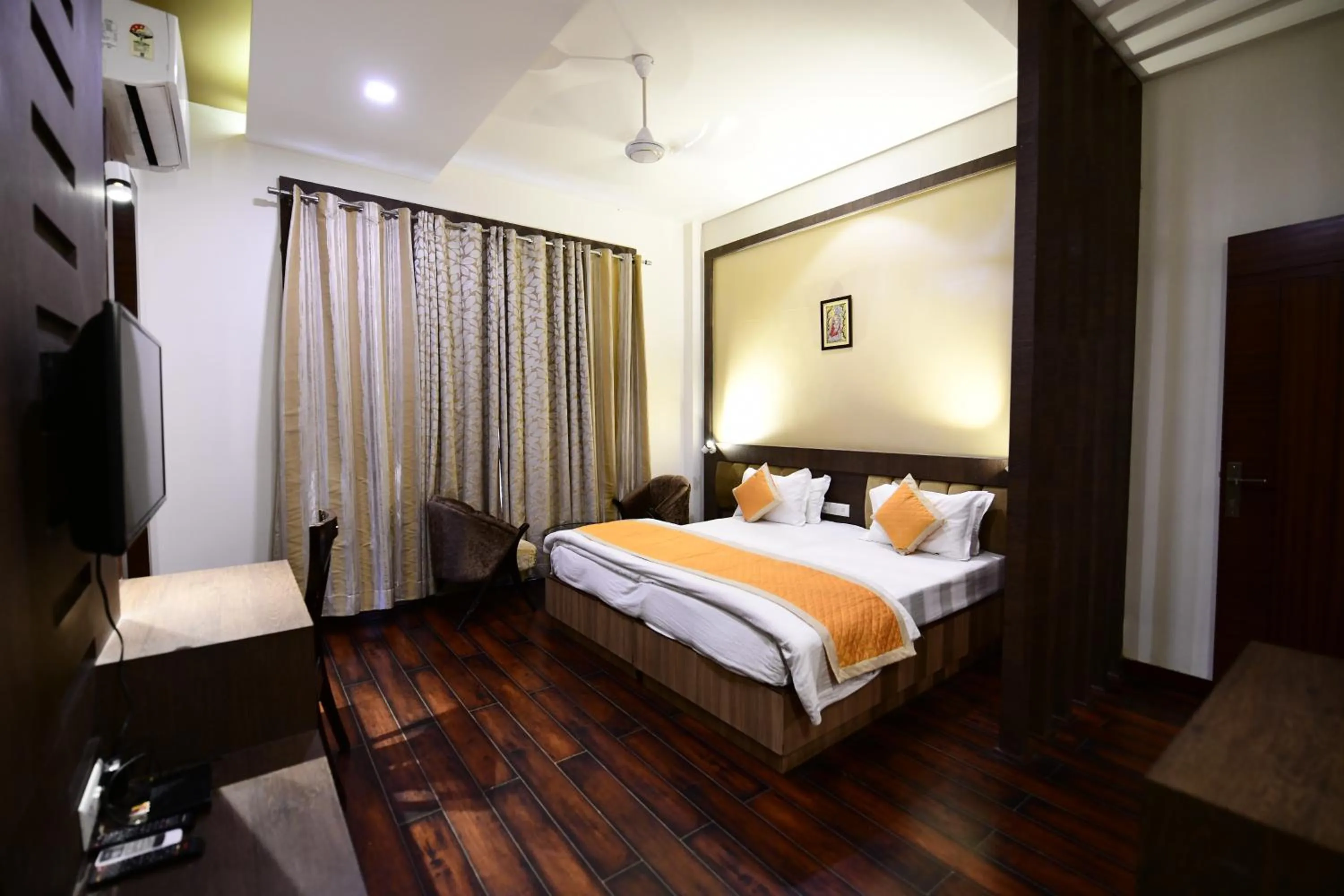 Photo of the whole room, Bed in Hotel Jataka Inn