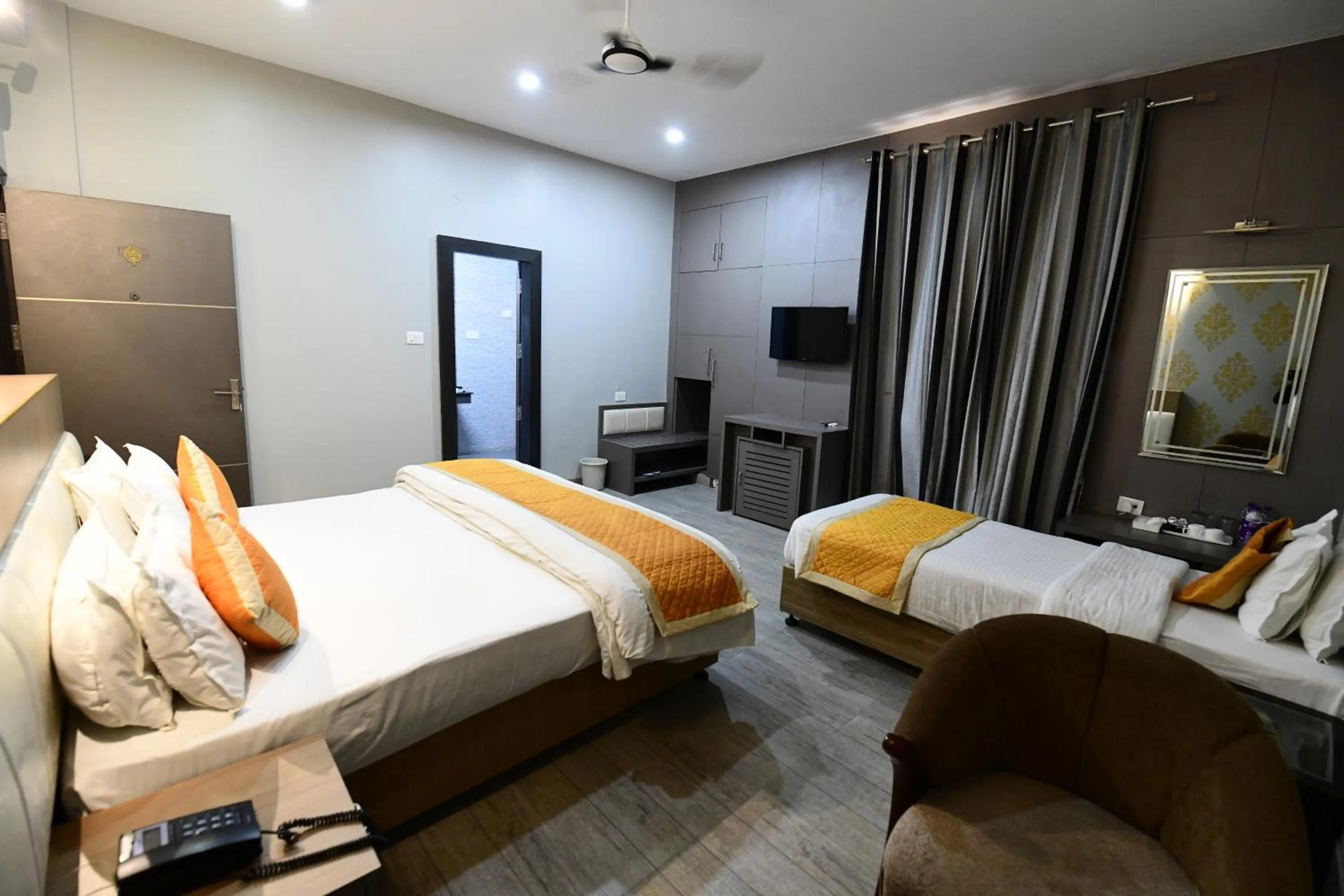 TV and multimedia, Bed in Hotel Jataka Inn