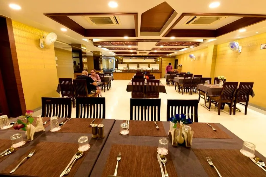 Restaurant/places to eat in Hotel Jataka Inn