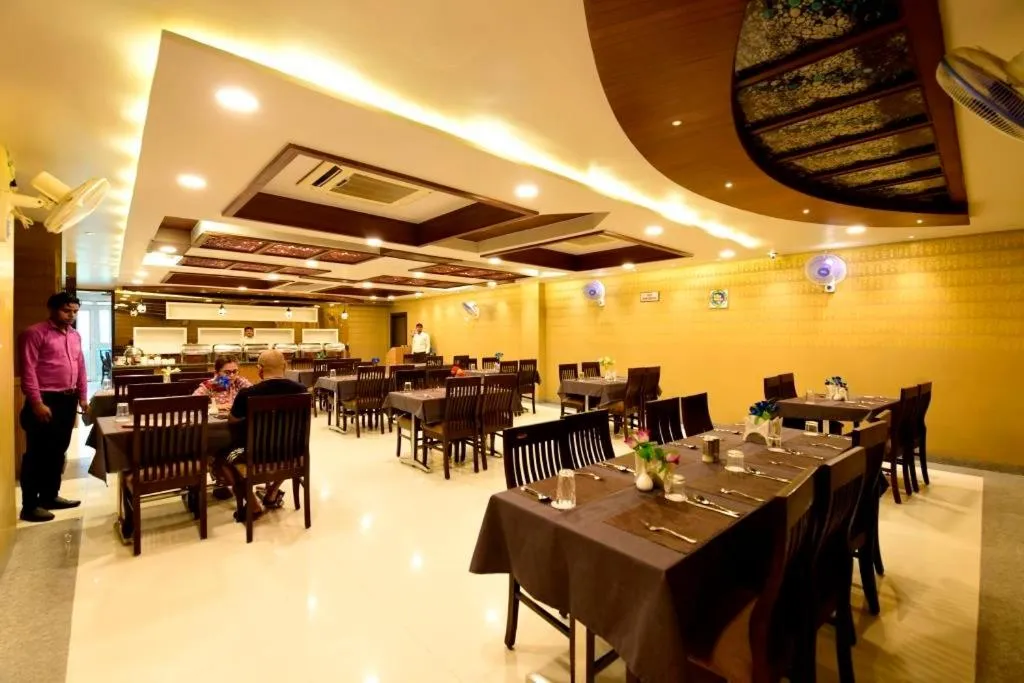 Restaurant/places to eat in Hotel Jataka Inn