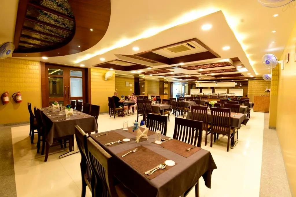 Restaurant/places to eat in Hotel Jataka Inn
