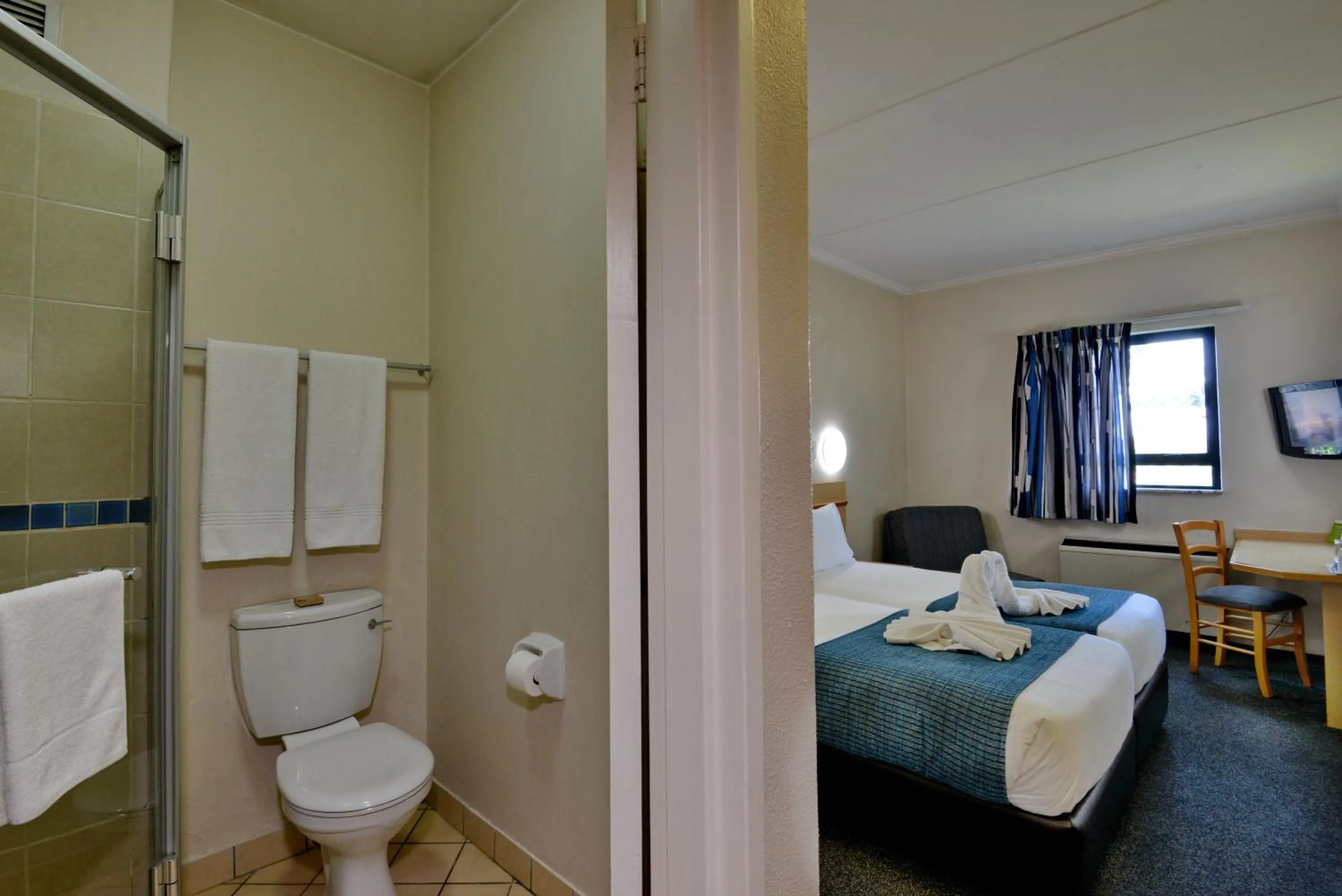 Bedroom, Bed in Road Lodge Centurion