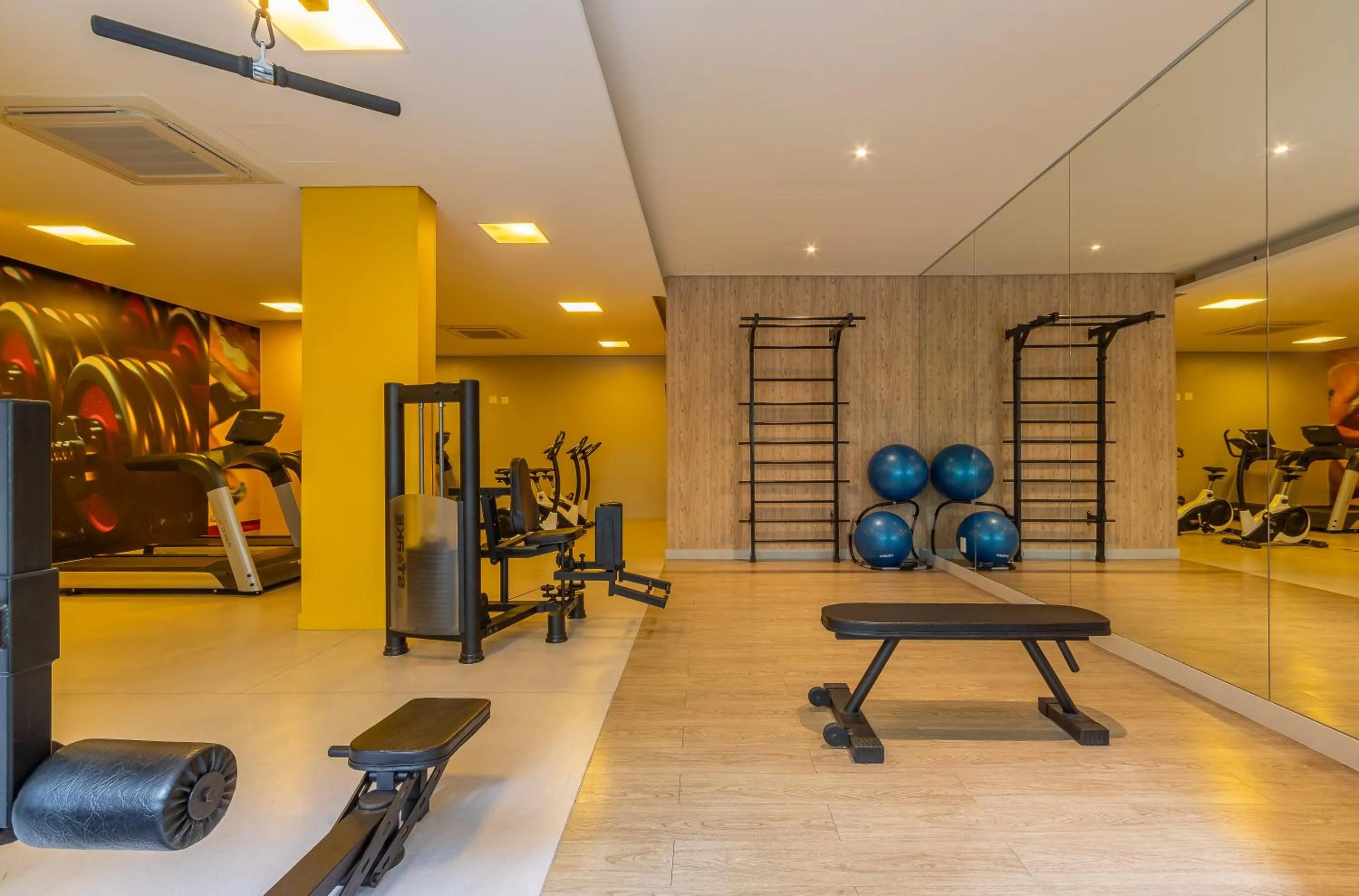 Fitness centre/facilities in Setin Downtown Praca da Sé by Viva - Prédio completo com piscina perto de estação de metrô no Centro de São Paulo