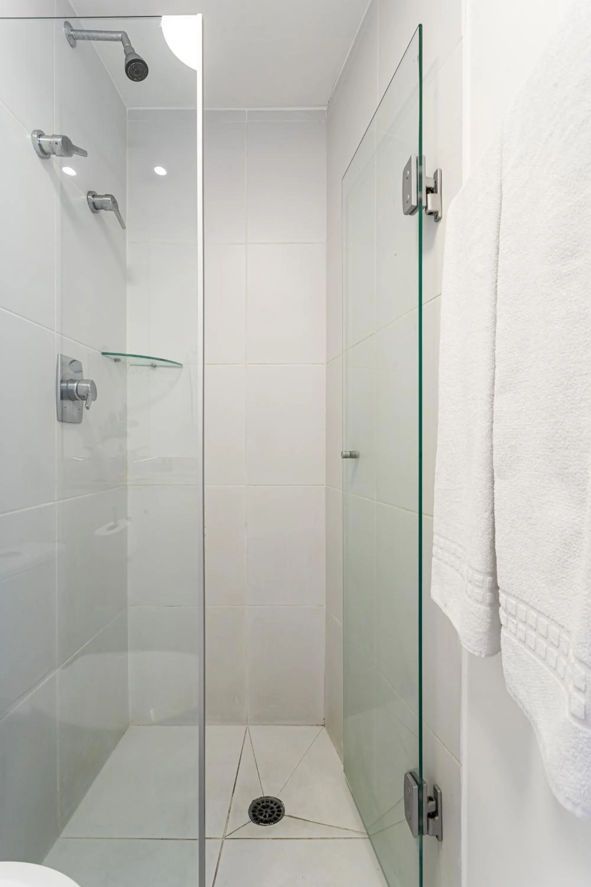 Shower in Setin Downtown Praca da Sé by Viva - Prédio completo com piscina perto de estação de metrô no Centro de São Paulo