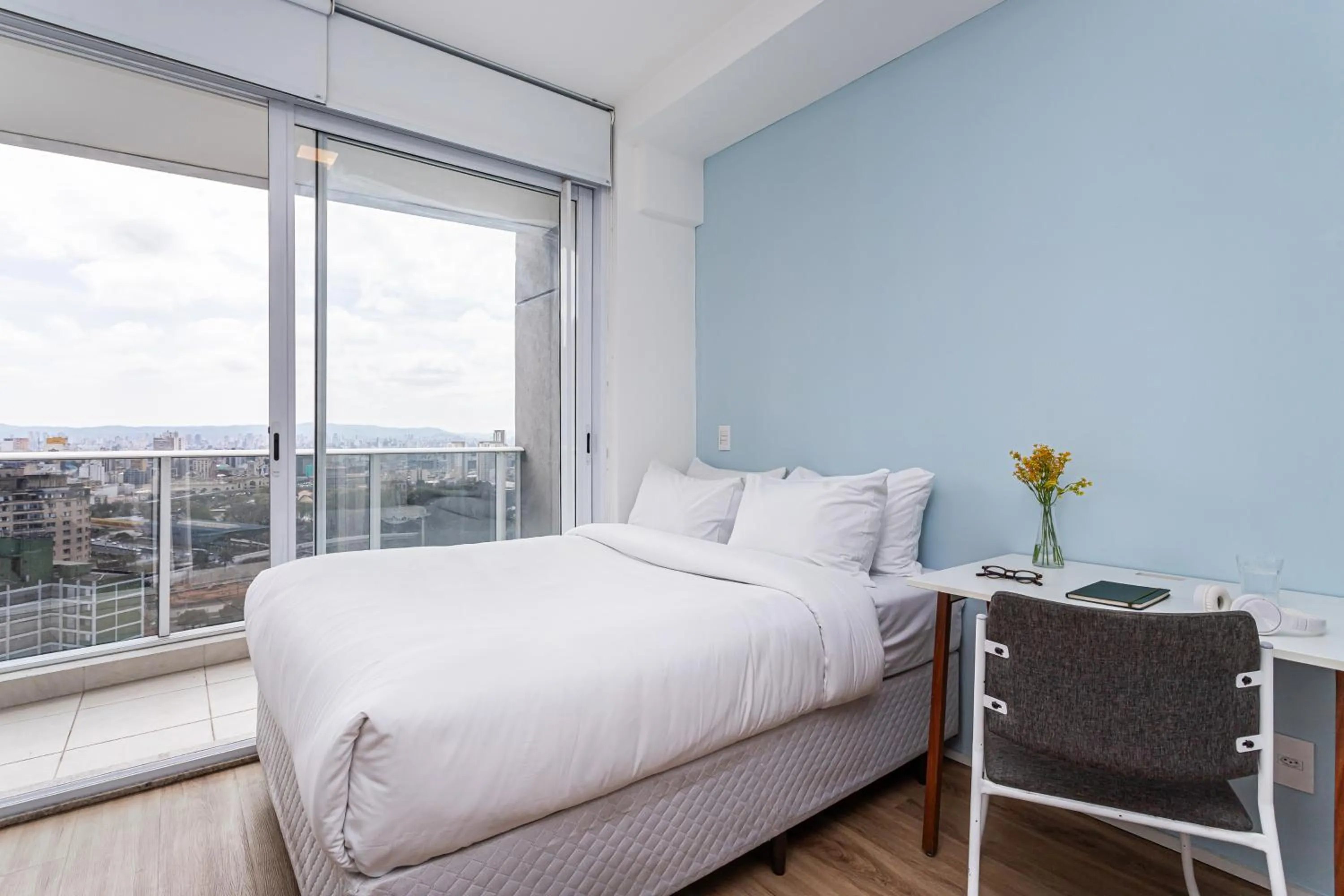 Photo of the whole room, Bed in Setin Downtown Praca da Sé by Viva - Prédio completo com piscina perto de estação de metrô no Centro de São Paulo