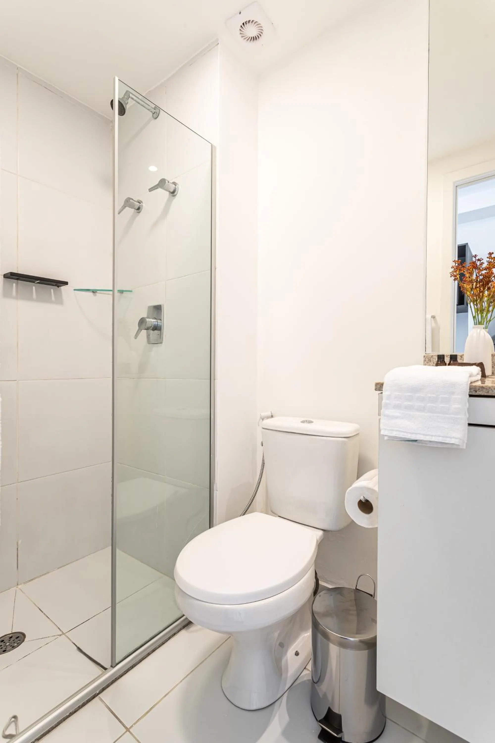 Shower in Setin Downtown Praca da Sé by Viva - Prédio completo com piscina perto de estação de metrô no Centro de São Paulo