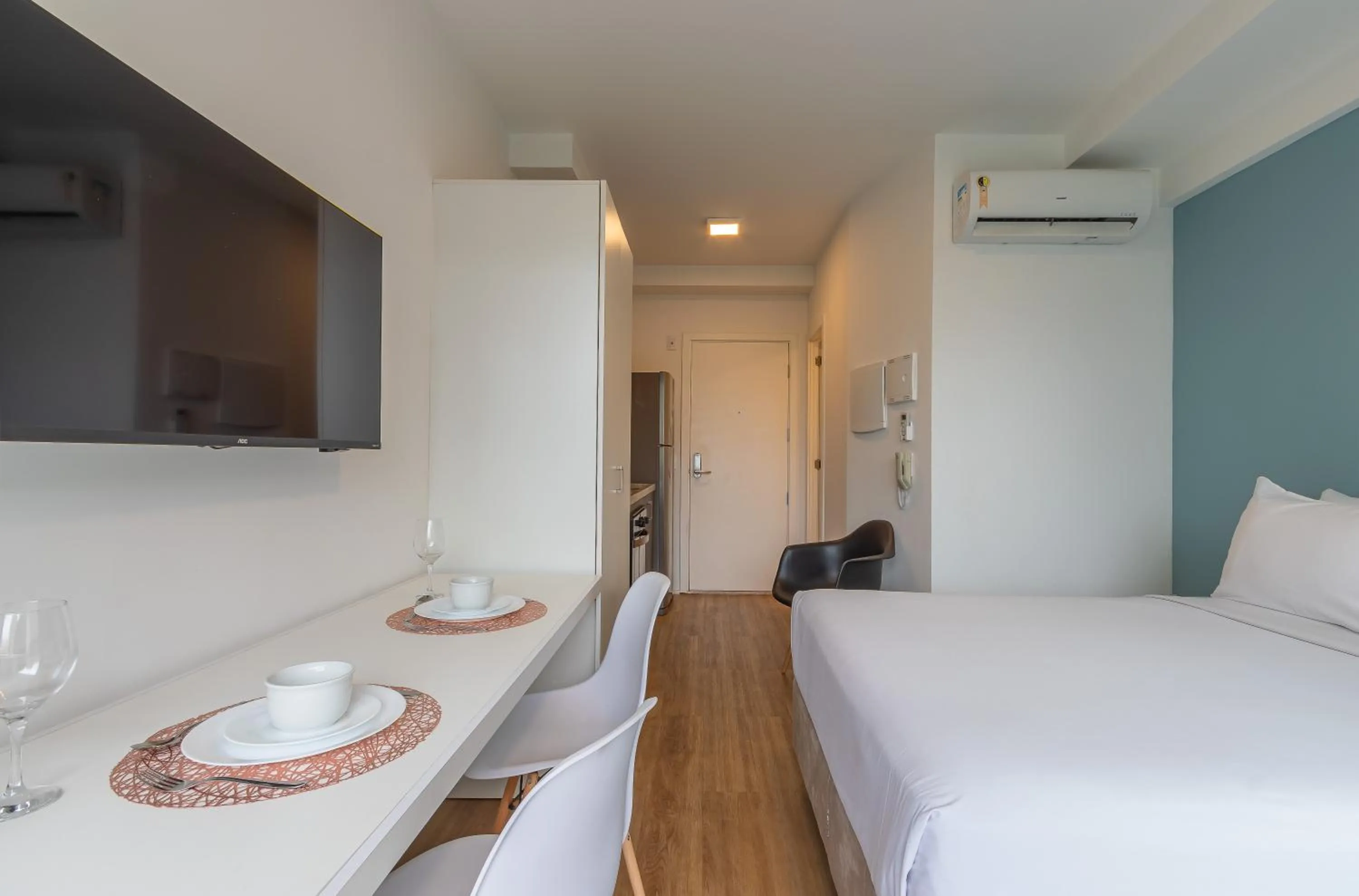 Dining area, Bed in Setin Downtown Praca da Sé by Viva - Prédio completo com piscina perto de estação de metrô no Centro de São Paulo