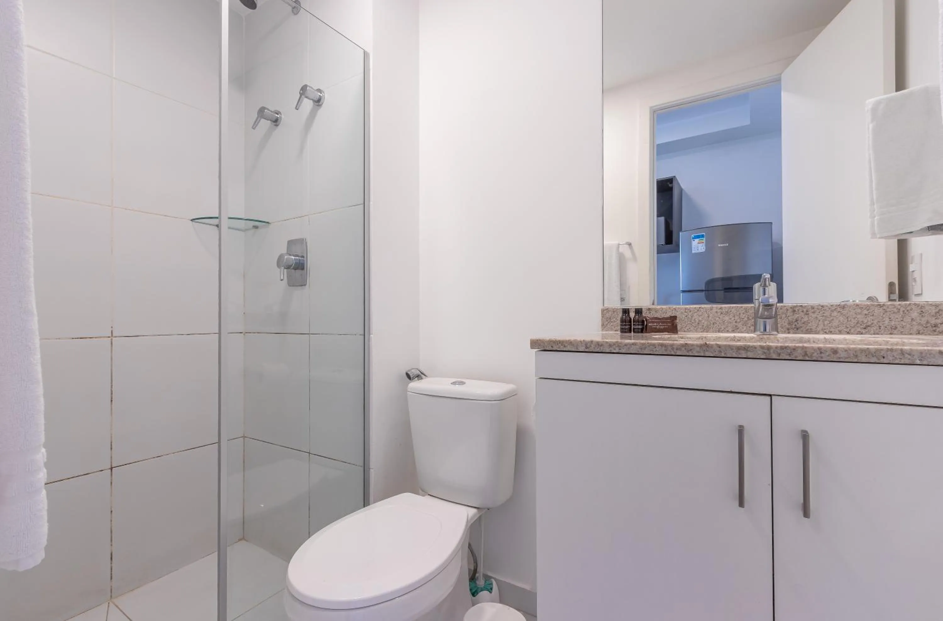 Shower in Setin Downtown Praca da Sé by Viva - Prédio completo com piscina perto de estação de metrô no Centro de São Paulo