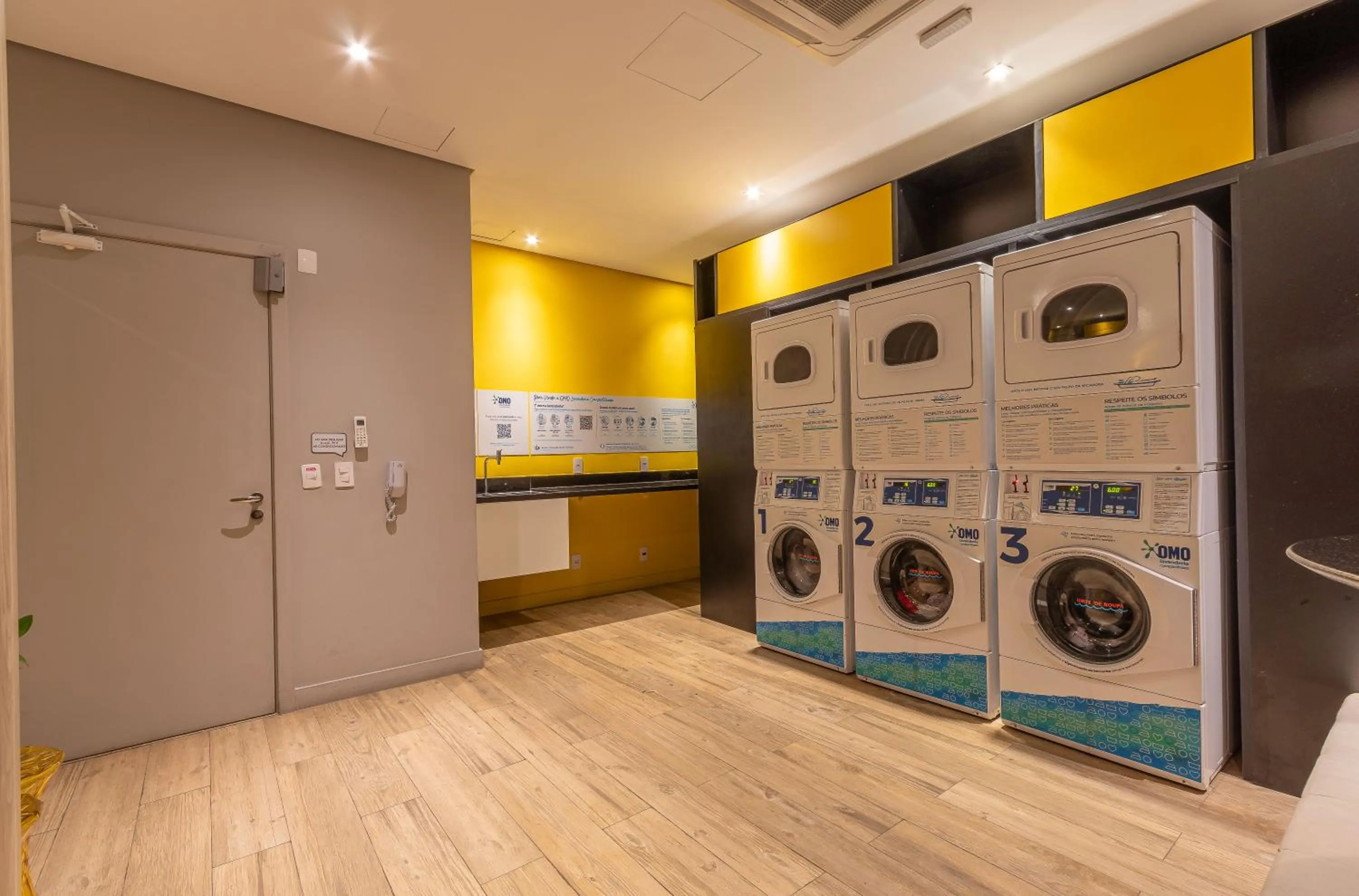 washing machine in Setin Downtown Praca da Sé by Viva - Prédio completo com piscina perto de estação de metrô no Centro de São Paulo