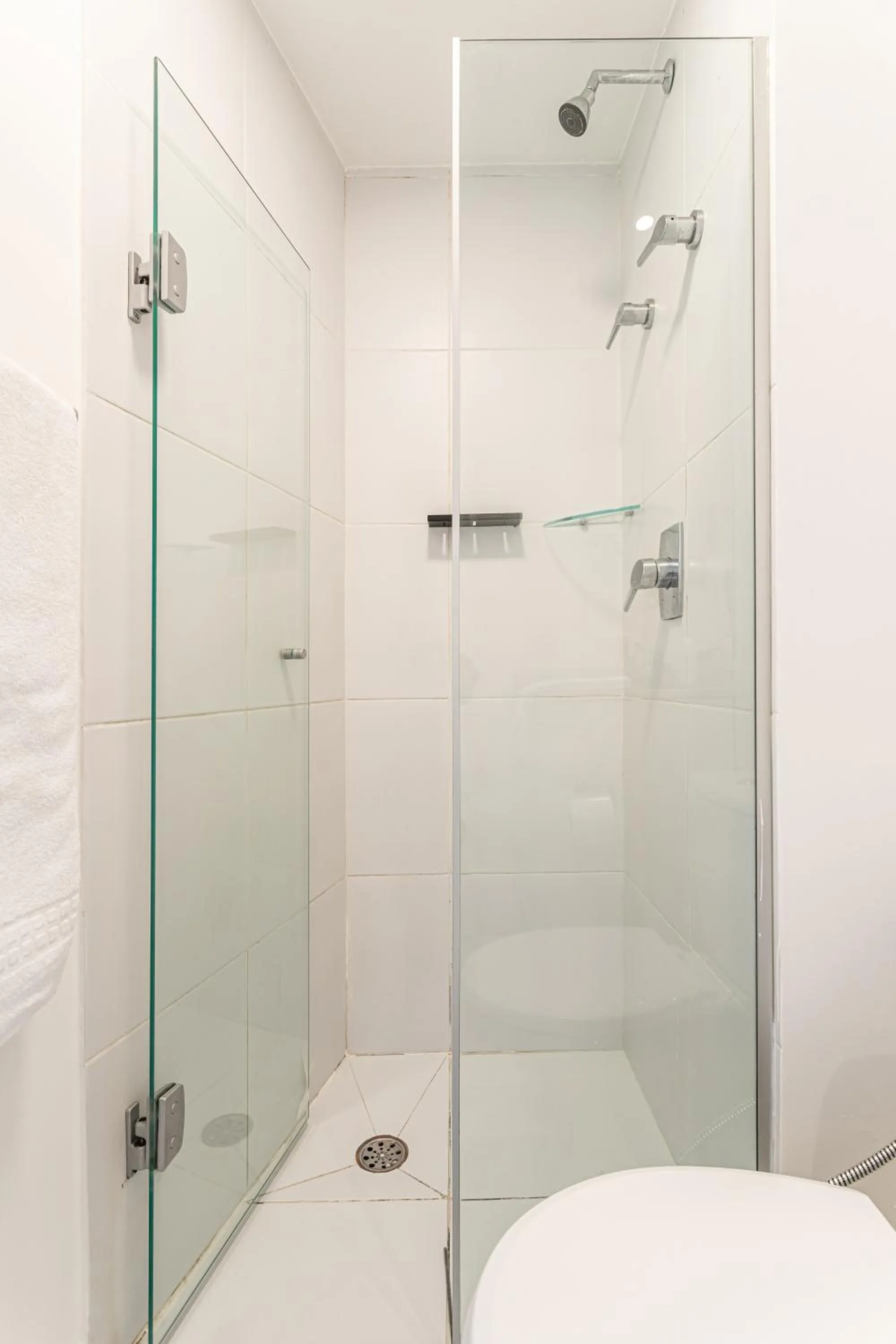 Shower in Setin Downtown Praca da Sé by Viva - Prédio completo com piscina perto de estação de metrô no Centro de São Paulo