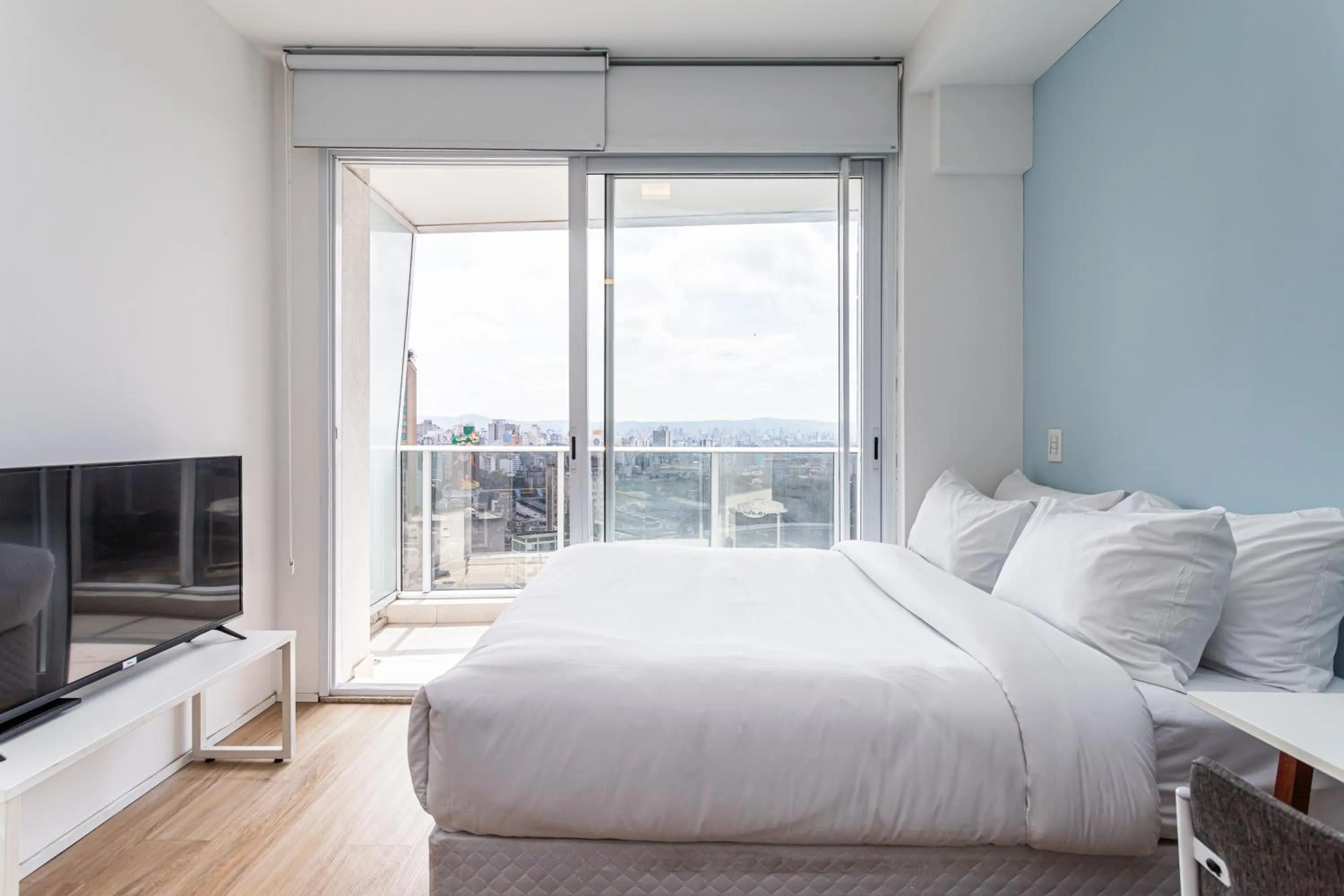 TV and multimedia, Bed in Setin Downtown Praca da Sé by Viva - Prédio completo com piscina perto de estação de metrô no Centro de São Paulo