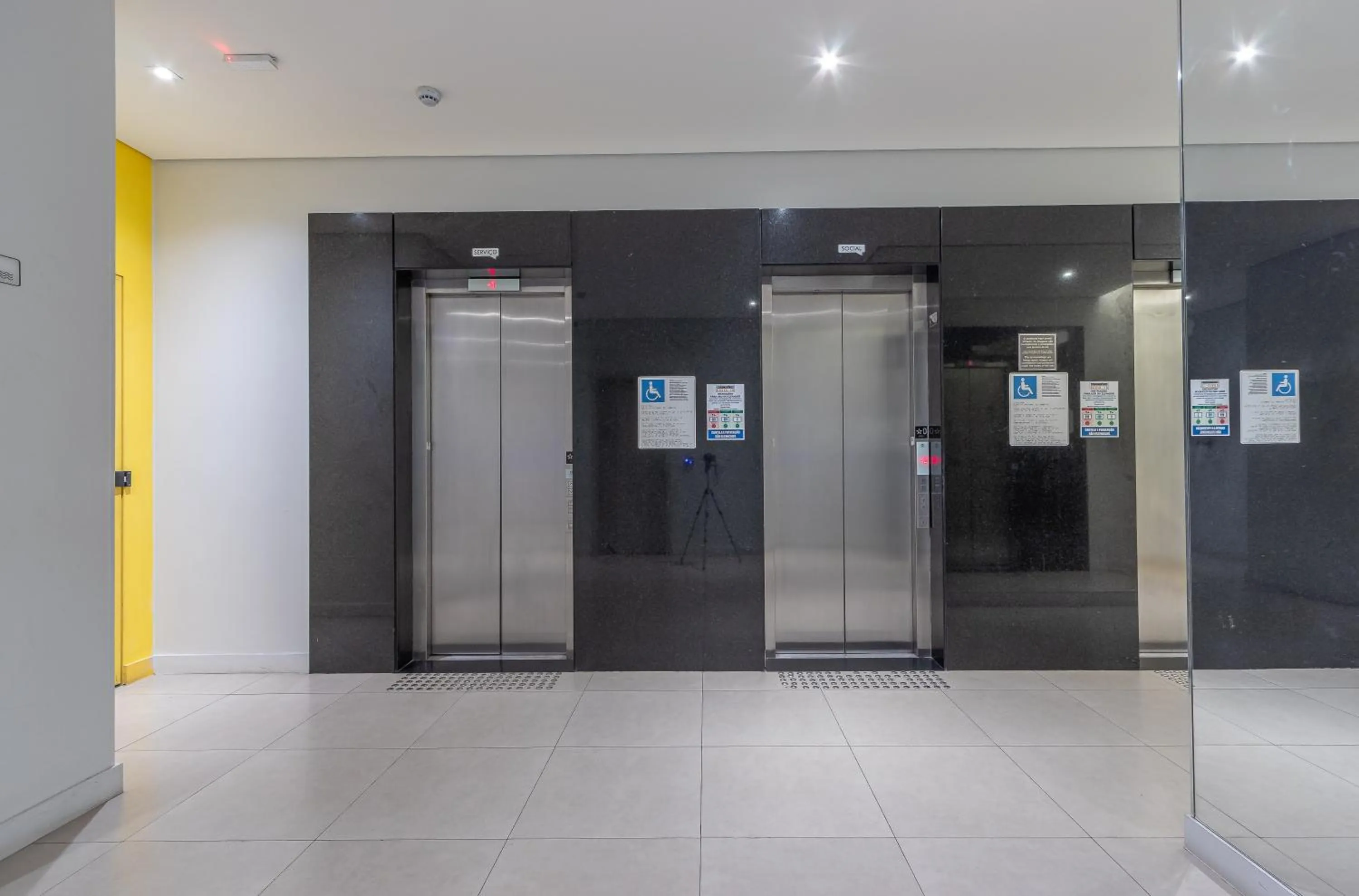 elevator in Setin Downtown Praca da Sé by Viva - Prédio completo com piscina perto de estação de metrô no Centro de São Paulo