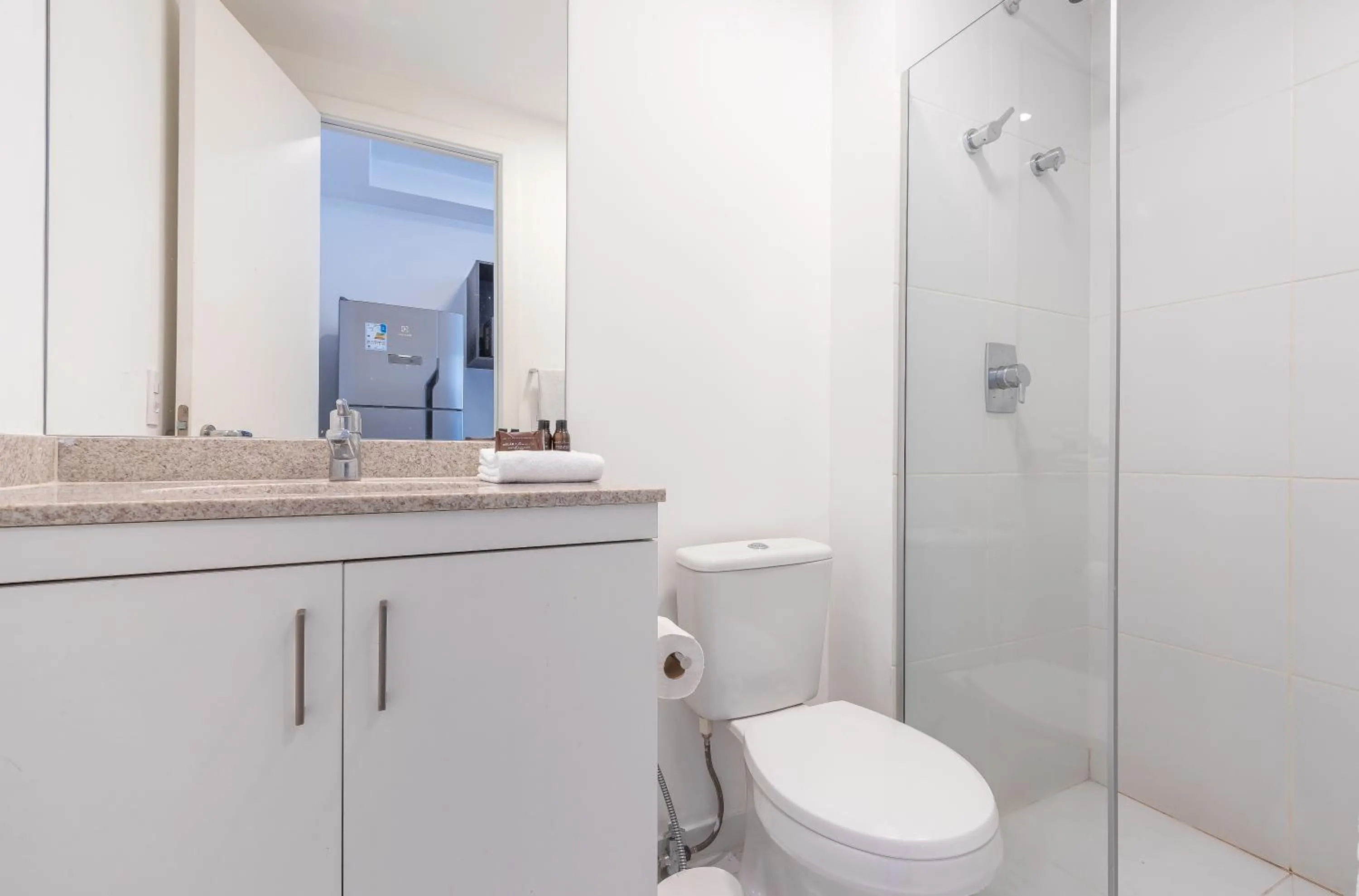 Shower in Setin Downtown Praca da Sé by Viva - Prédio completo com piscina perto de estação de metrô no Centro de São Paulo